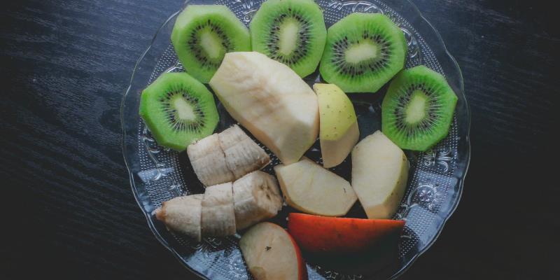 Frutta e verdura di marzo: kiwi, mela e banana