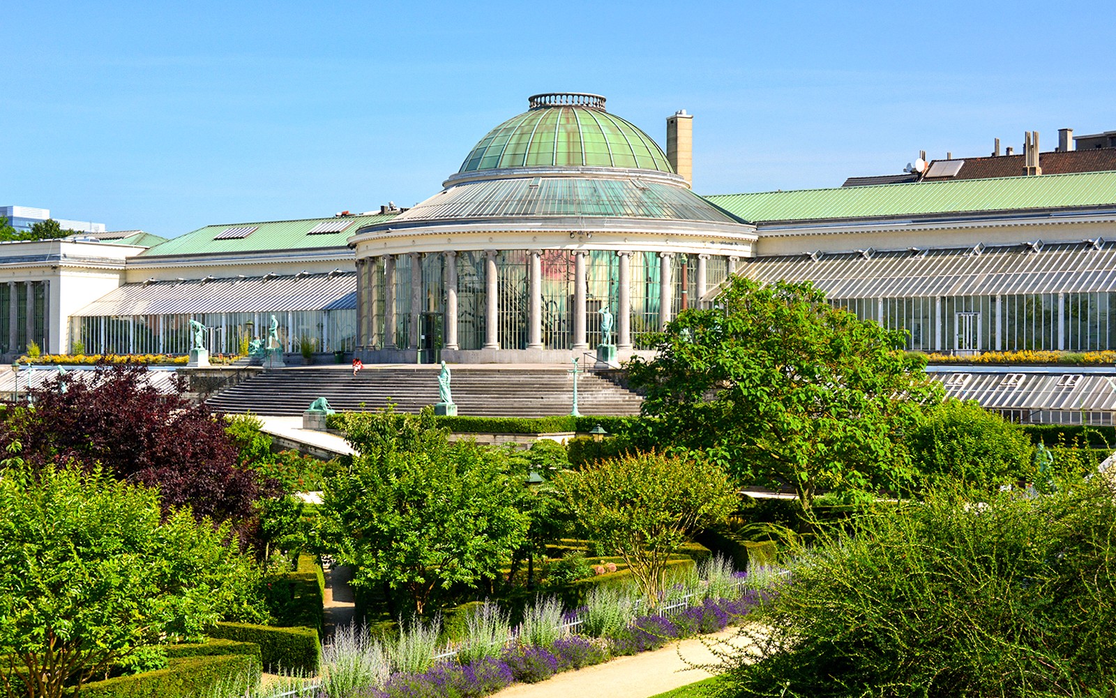 A brüsszeli botanikus kert üvegdómú üvegházával egy hop-on hop-off buszos városnézés során.