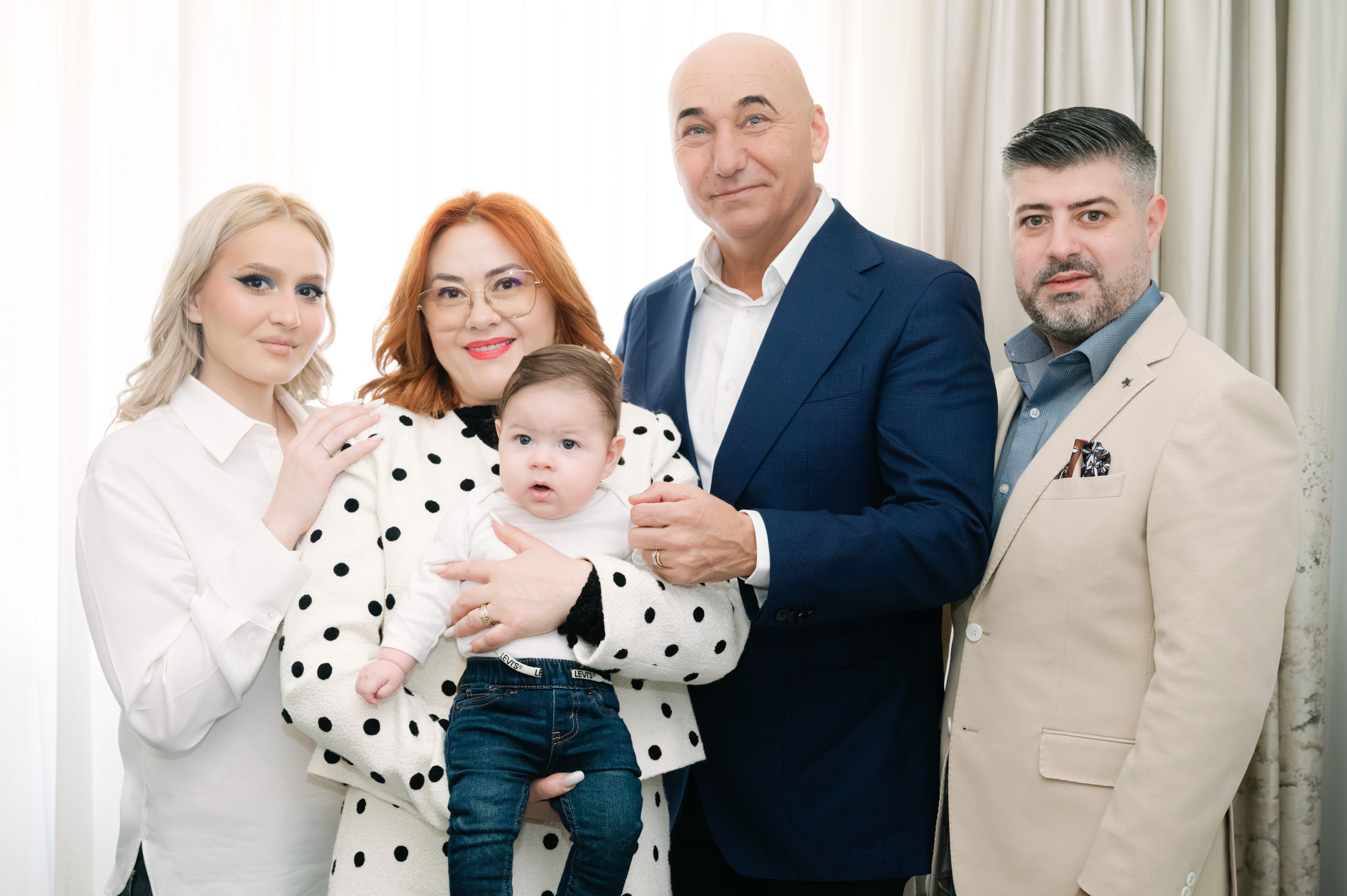 Portret de familie extinsă înainte de ceremonia de botez.