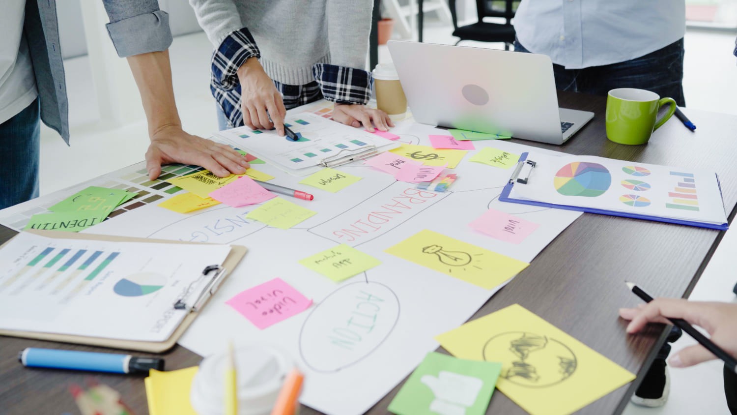 Especialistas de inbound marketing trabajando