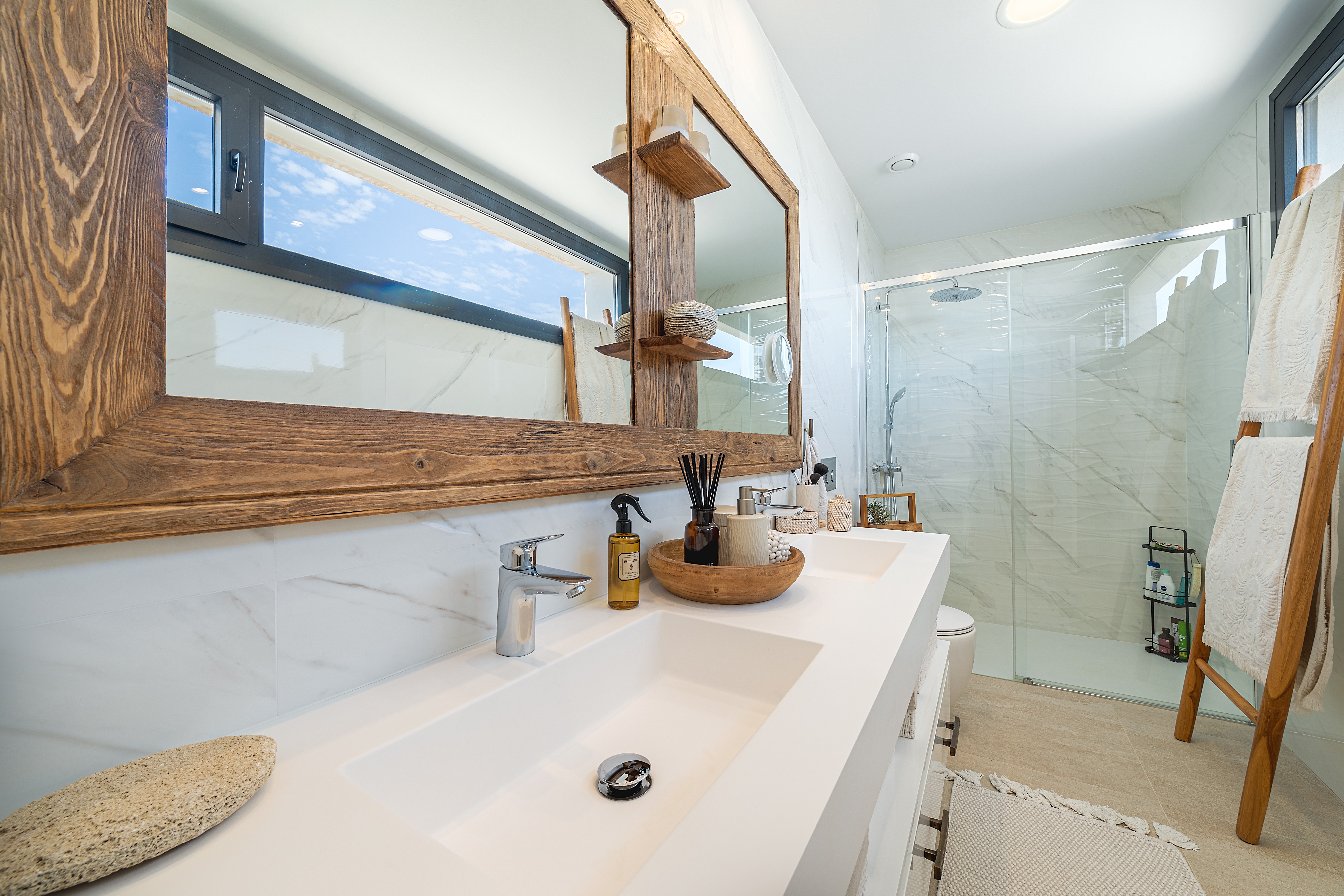 Badezimmer der Villa in Sa Ràpita gestaltet von Home Styling Mallorca mit Naturstein, Holz und moderner Klarheit