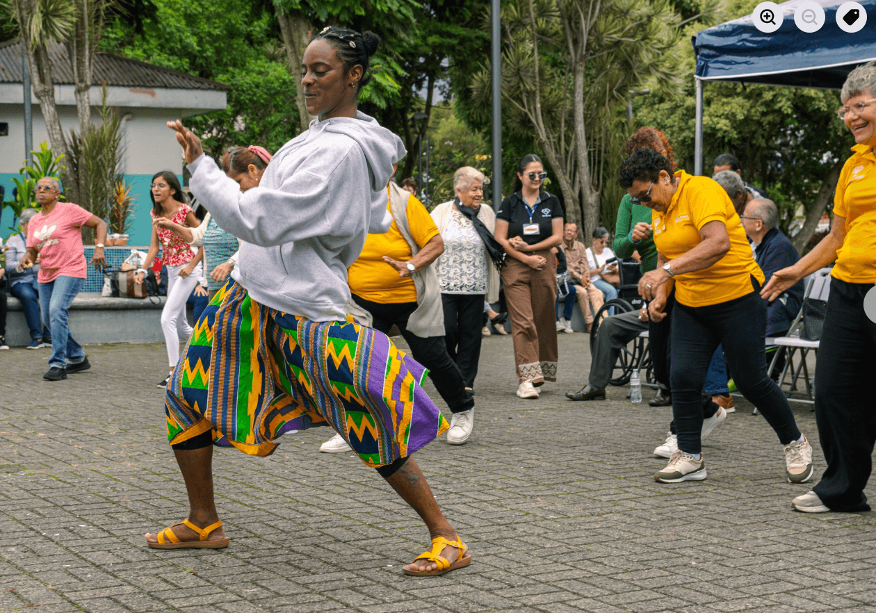 Grupo de mujeres bailando