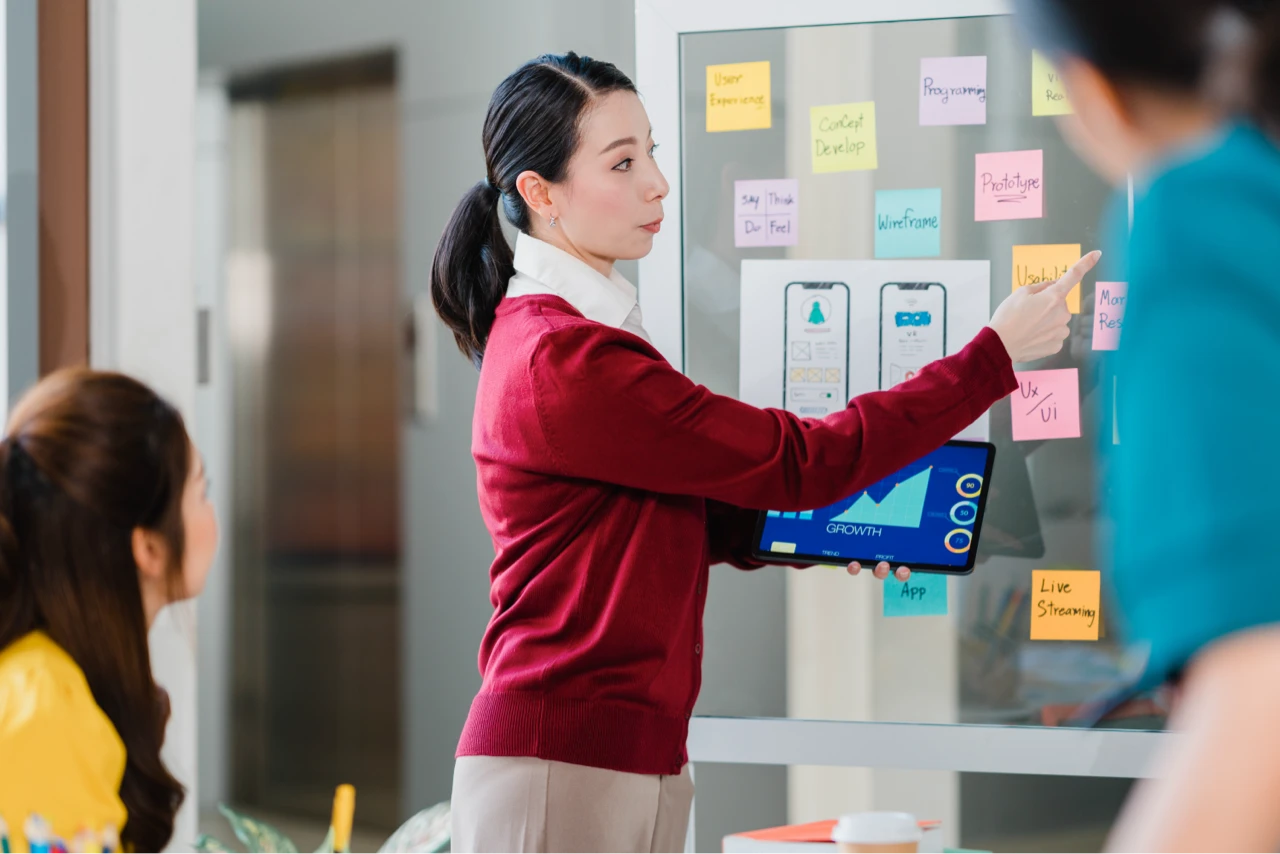 Seorang Product Manager Melakukan Brainstorm Pengembangan Produk Pada Fase Awal Product Management