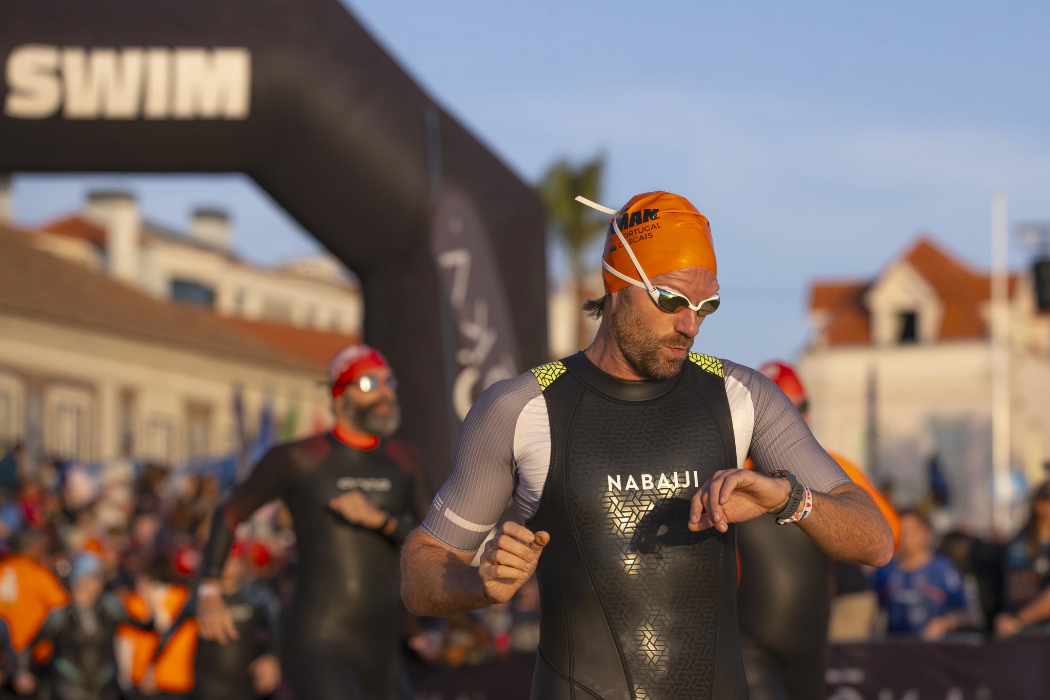 Twee mensen vormen samen met hun handen een hartje, als symbool voor betekenisvolle betrokkenheid en transparantie richting donateurs.