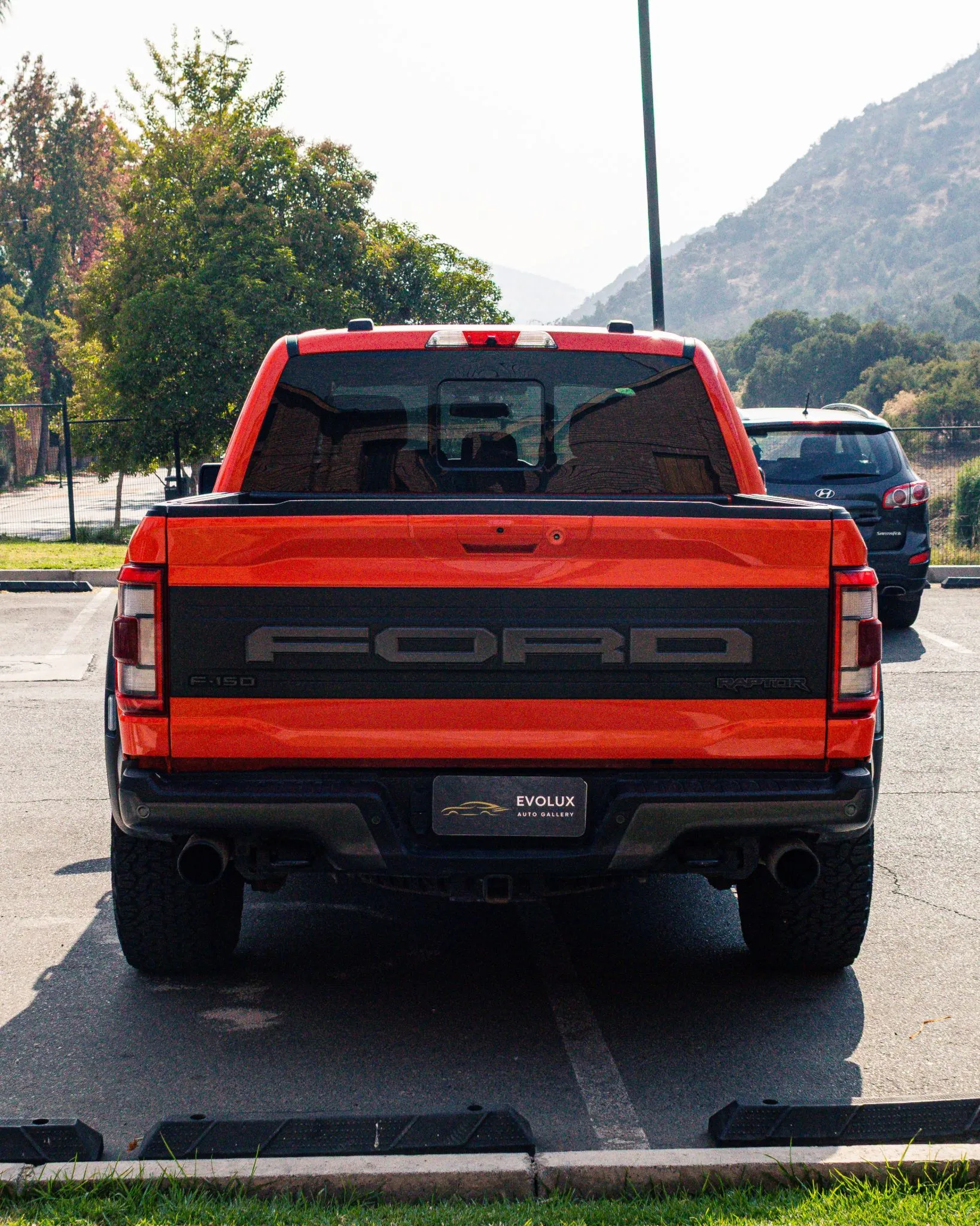 Ford raptor vista desde atras en estacionamiento