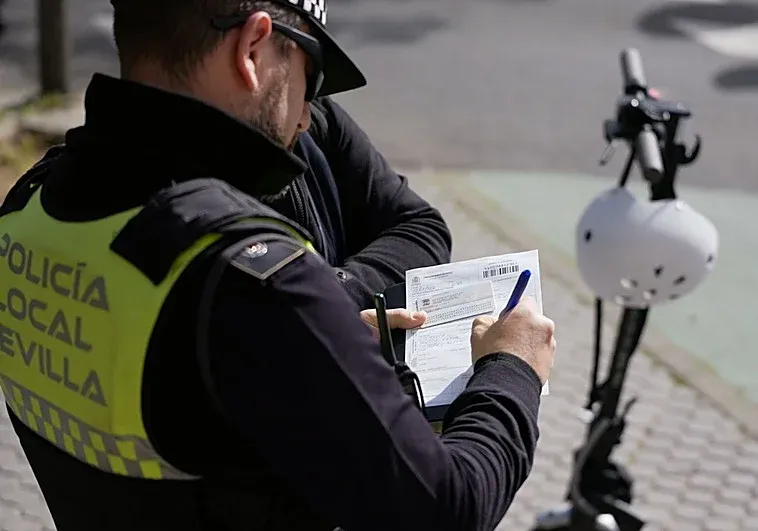 Policía Local de Murcia solicitando documentación y el certificado a un usuario de patinete eléctrico.