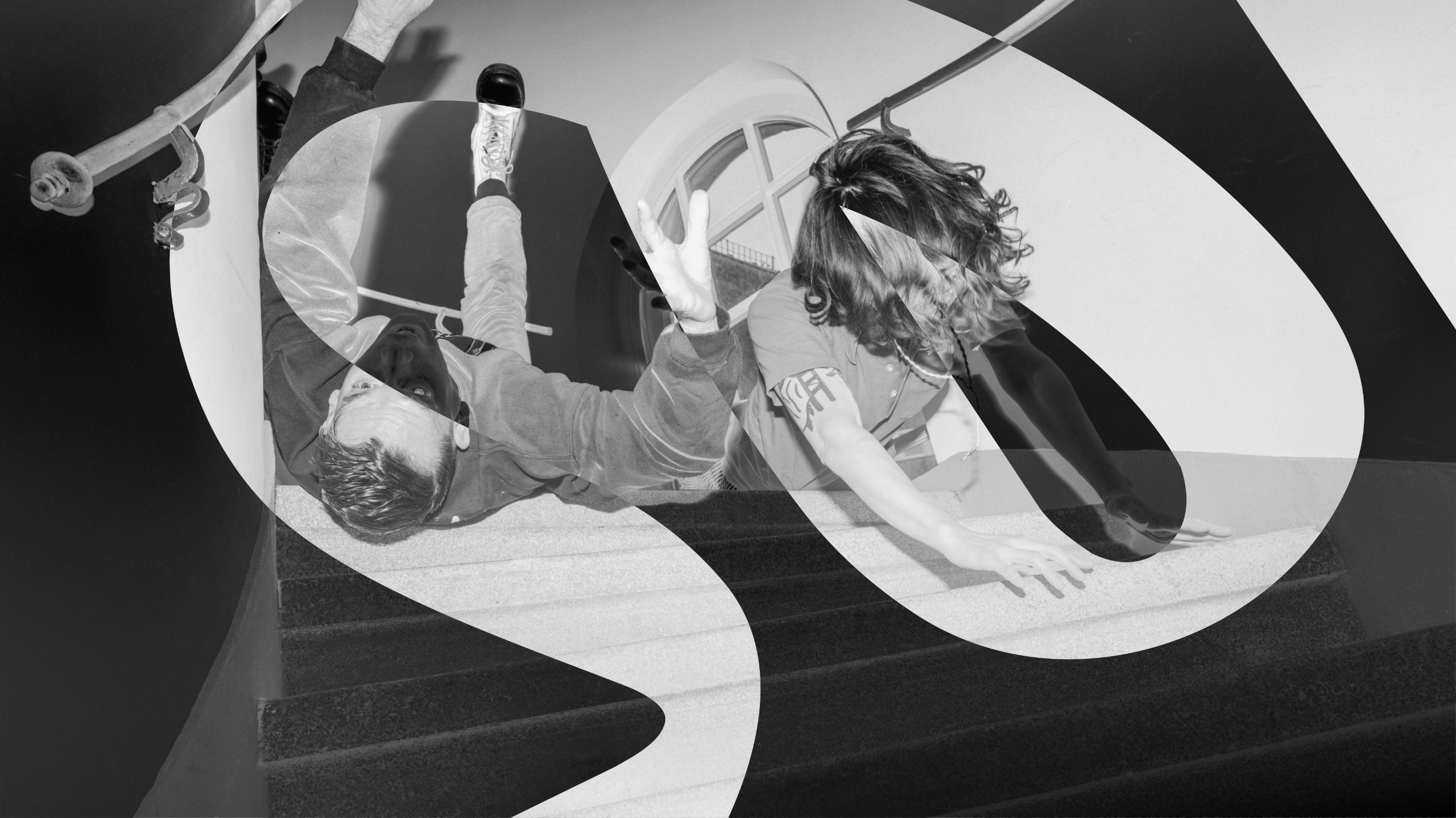 Due persone in bianco e nero cadono su una scala, sovrapposte al simbolo a spirale di Elastico