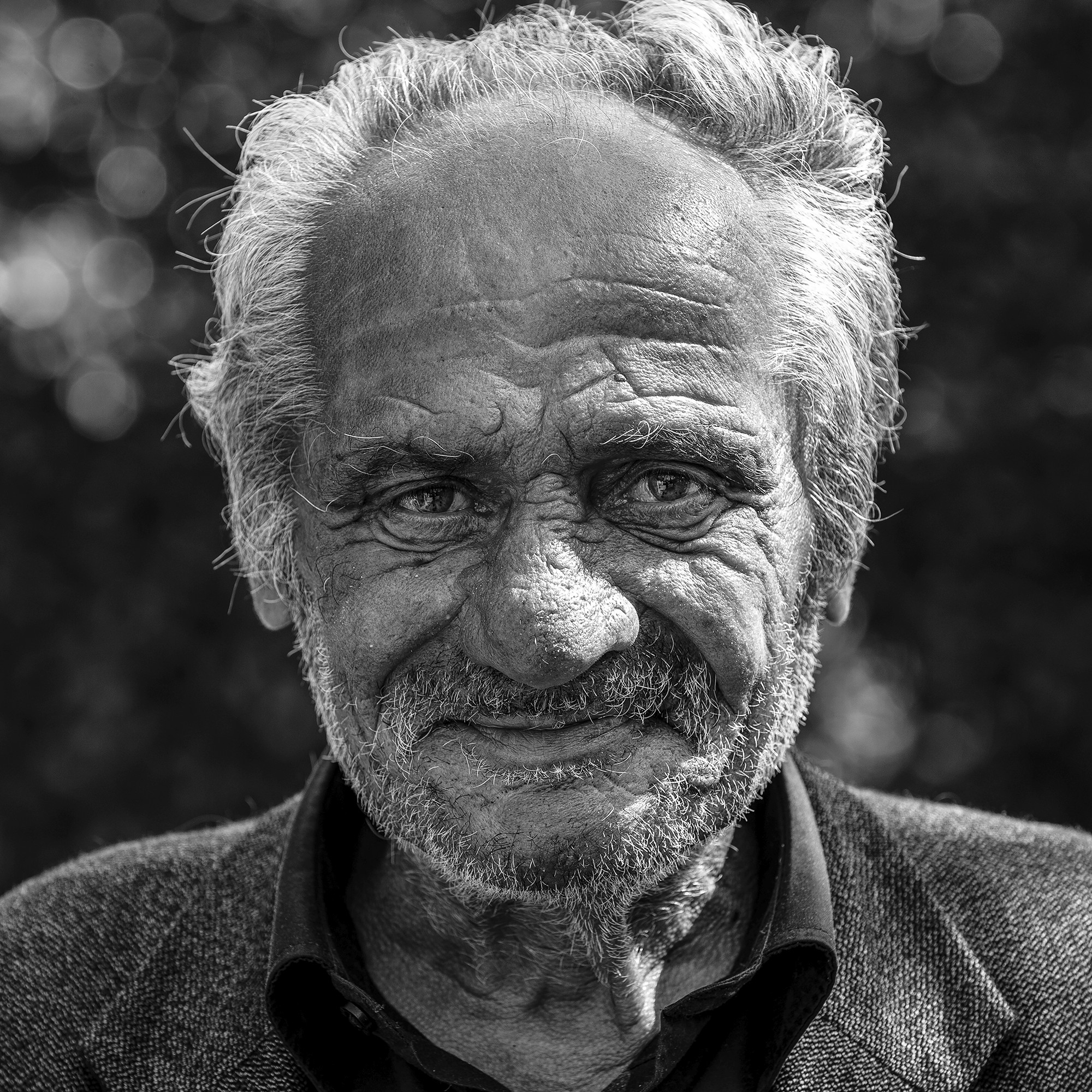 Frederic Bourcier, photographe documentaire, réalise des portraits d’un sans domicile fixe qui vient régulièrement lui rendre visite à son atelier. A travers ces photos, on peut voir les saisons , son humeur et surtout son état de fatigue.