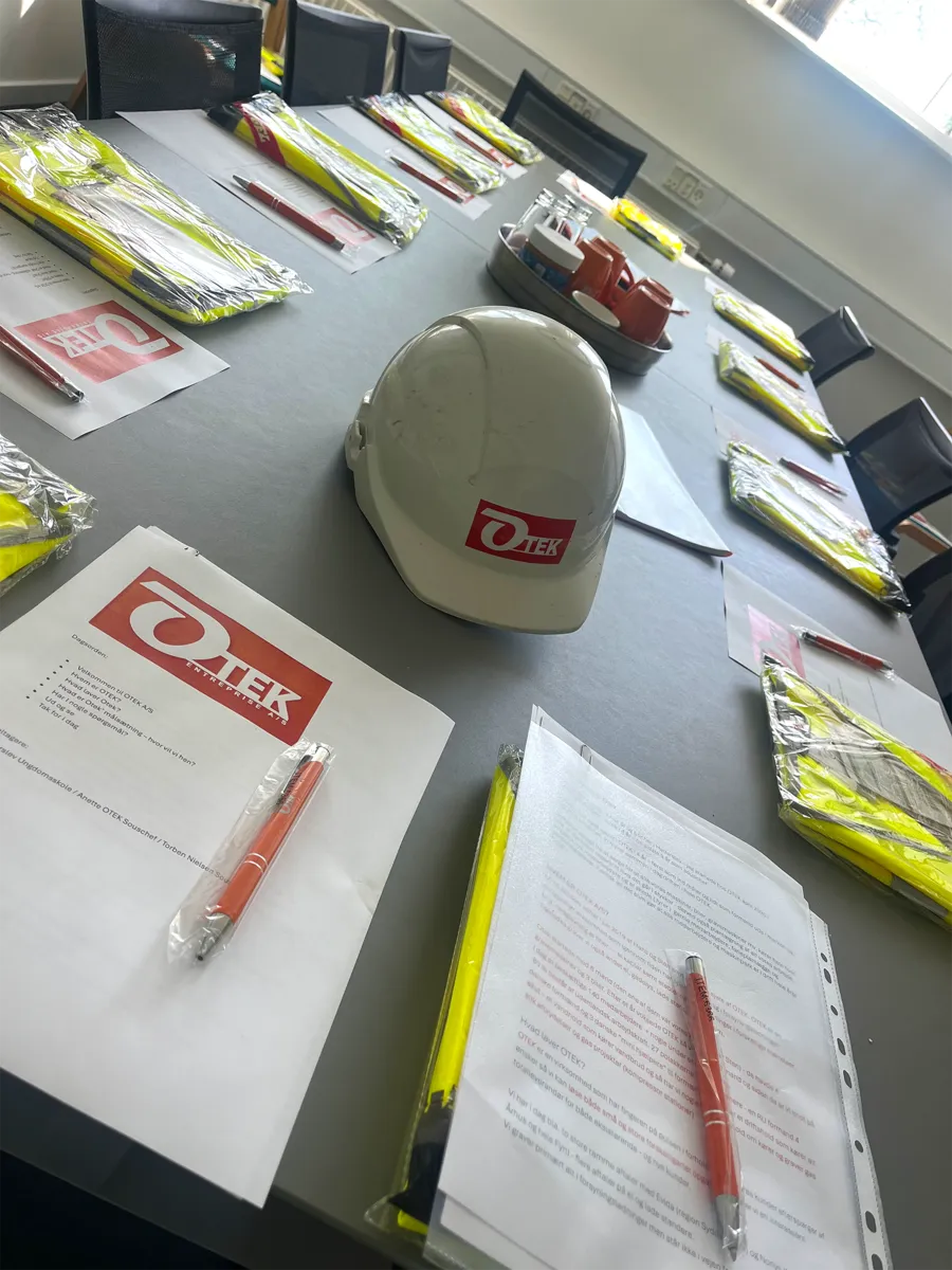 hardhat på bord