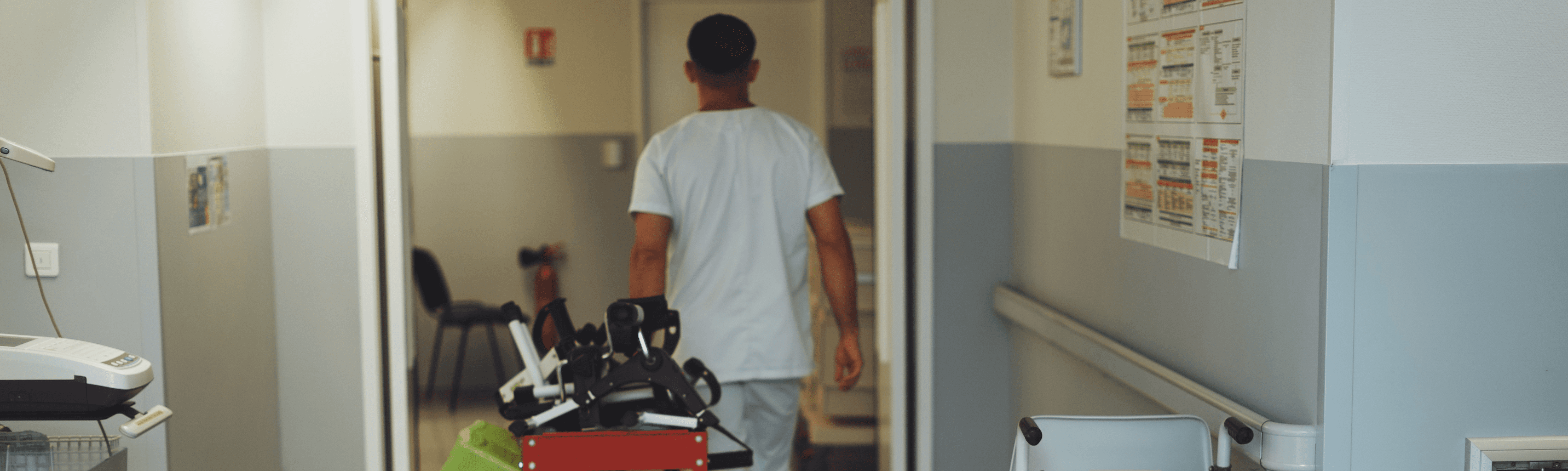 Professionnel de santé souriant pendant une discussion en équipe