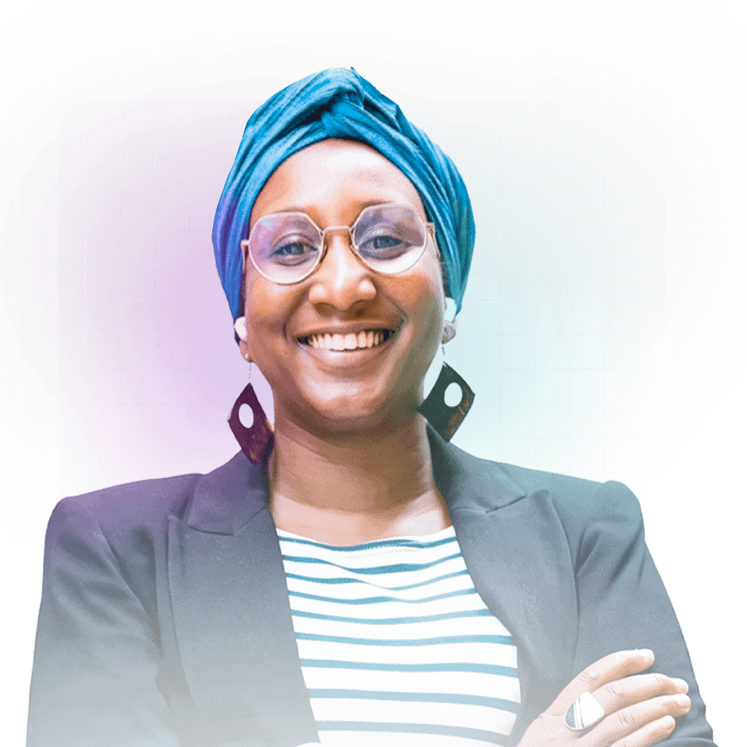 Femme souriante portant un turban bleu et des lunettes, encadrée par des flèches vertes lumineuses symbolisant la croissance.