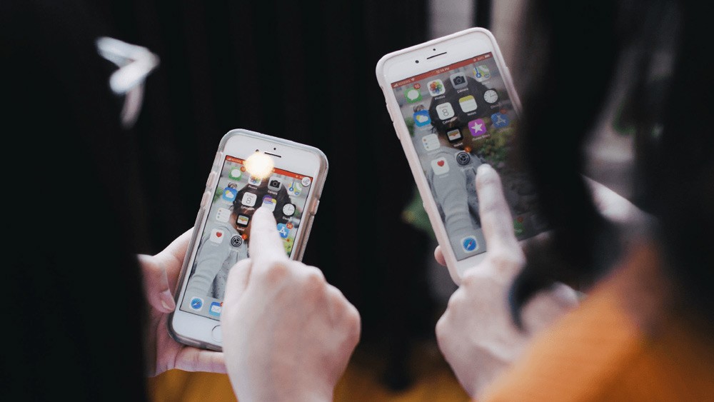 Two users conducing user test on mobile phones