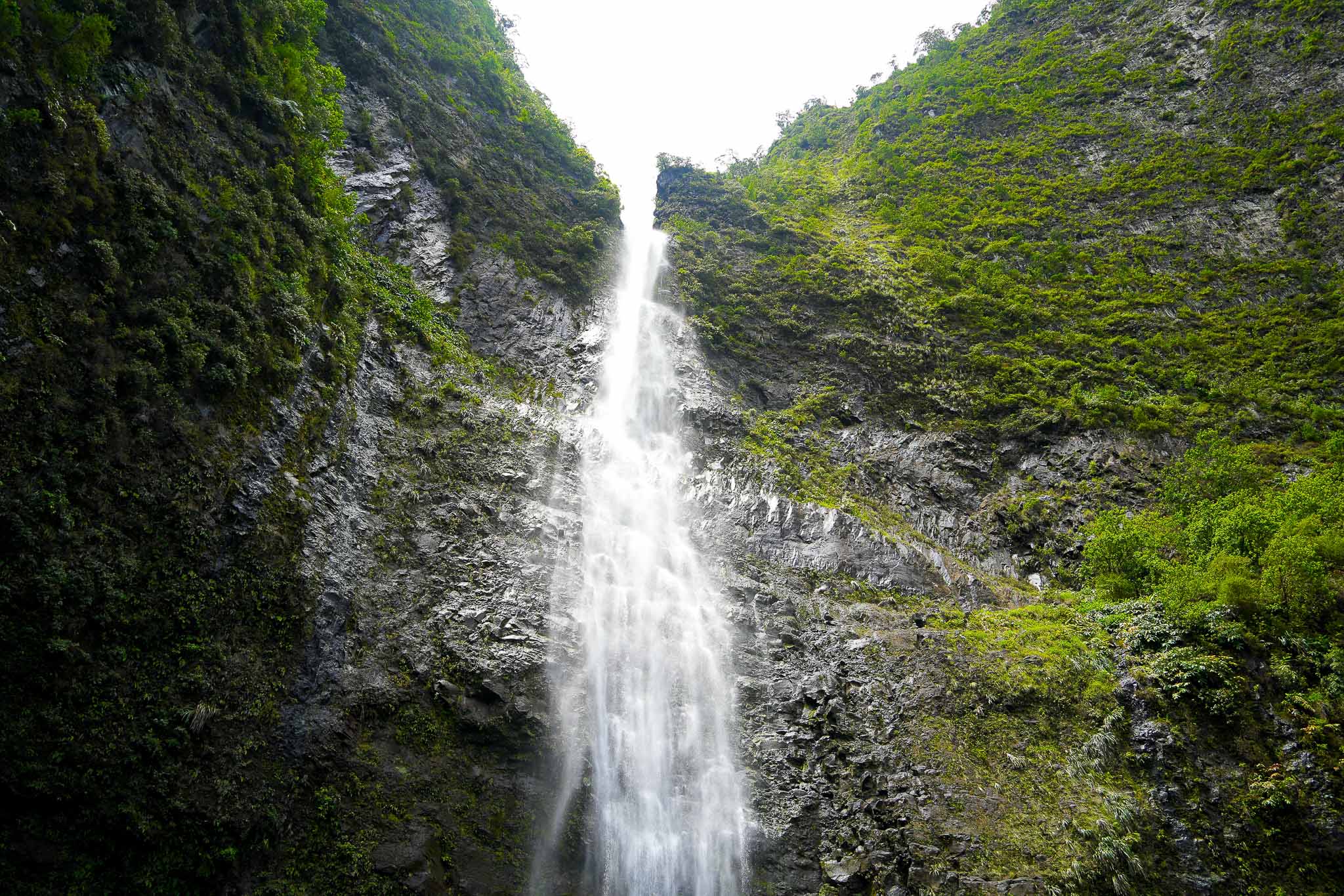 hawaii waterfall trekking