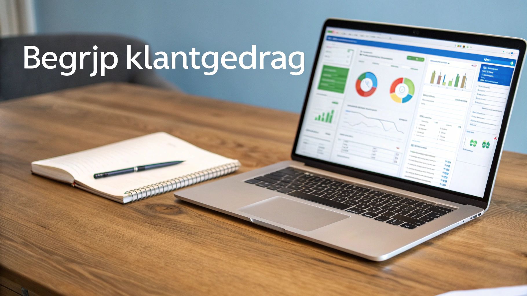 Een laptop toont datavisualisaties en grafieken op een houten bureau, naast een notitieboek en pen. De tekst 'Begrijp klantgedrag' is over de afbeelding geplaatst.