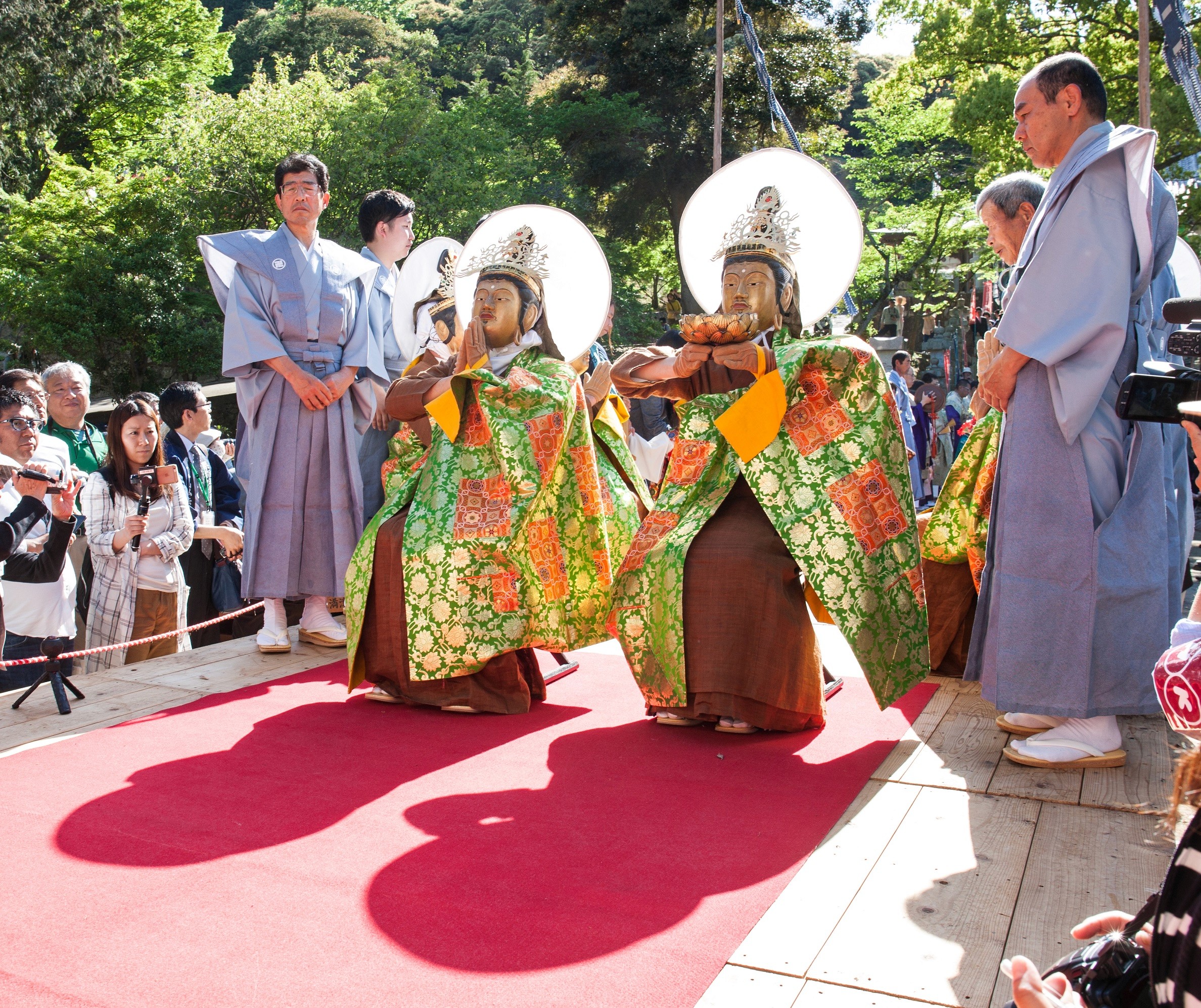 People in wearing old, traditional Japanese clothes performing a dance