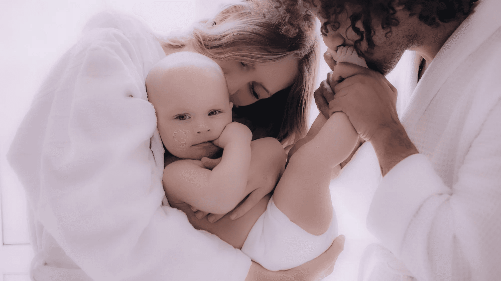 Couple heureux partageant un moment tendre avec leur bébé dans un cocon de bien-être à Villeneuve sur Lot