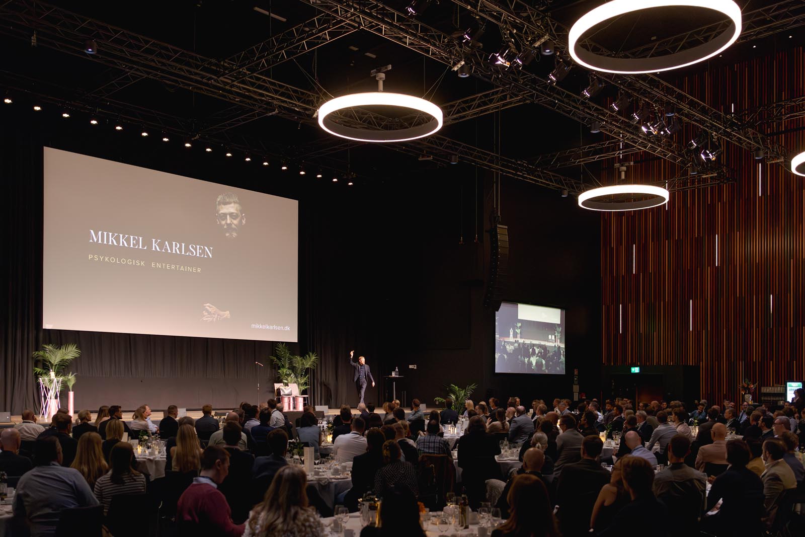 Mikkel Karlsen leverer psykologisk underholdning til konference