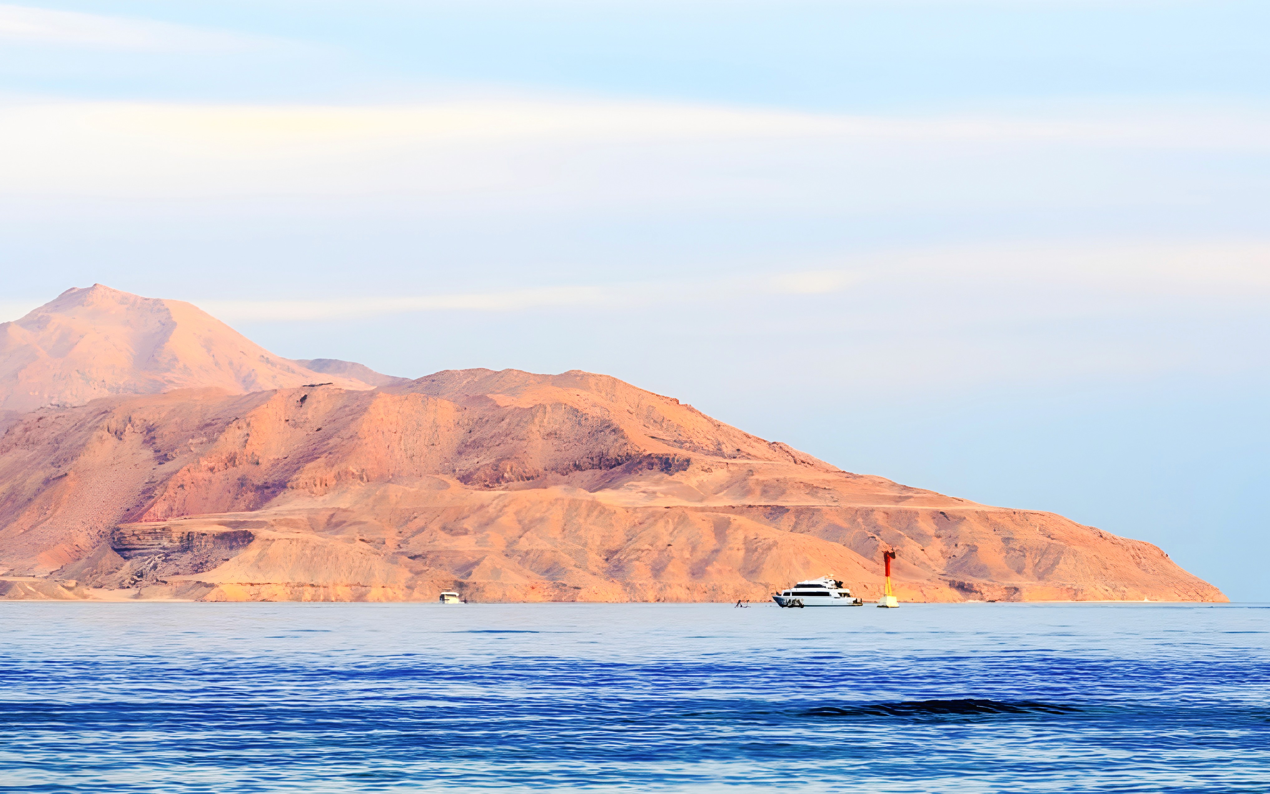 シャルム エル シェイクのティラン島の風景と紅海のボート。