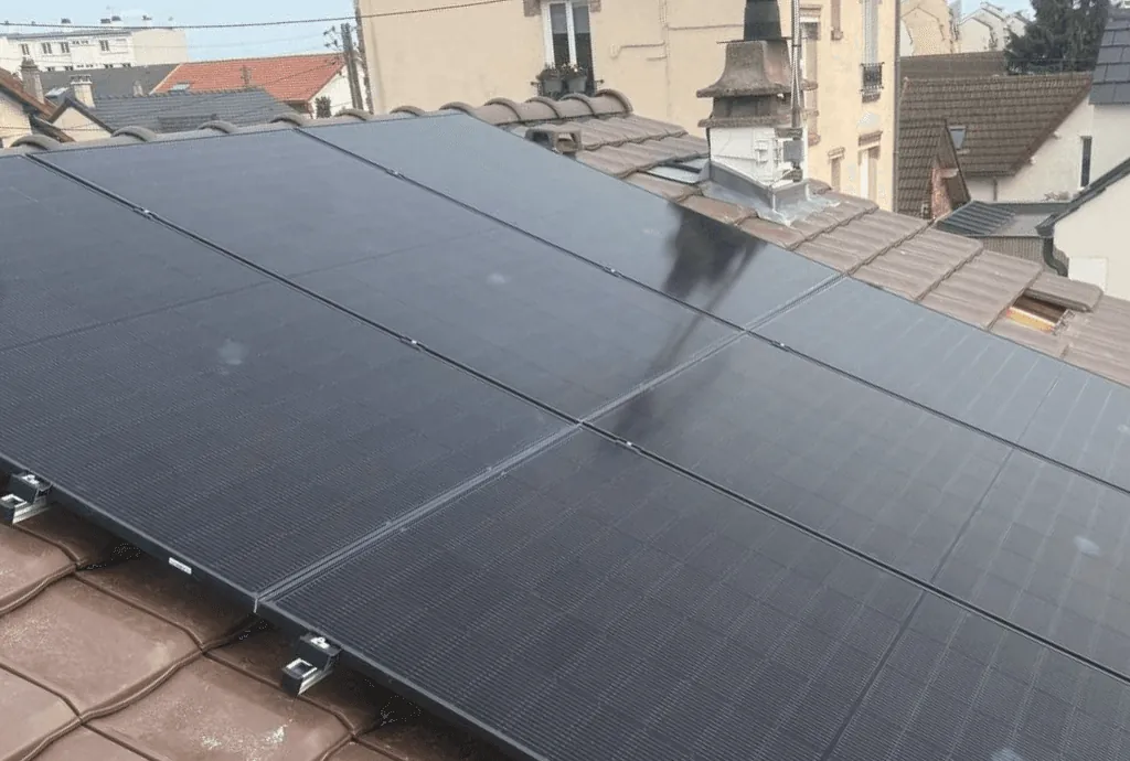 Photo du toit d'une maison à Houilles équipée de panneaux photovoltaïques et d'une batterie physique dont l'installation a été faite par Solarock.