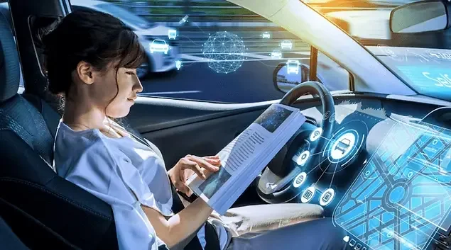 Une condutrice dans une voiture connéctée