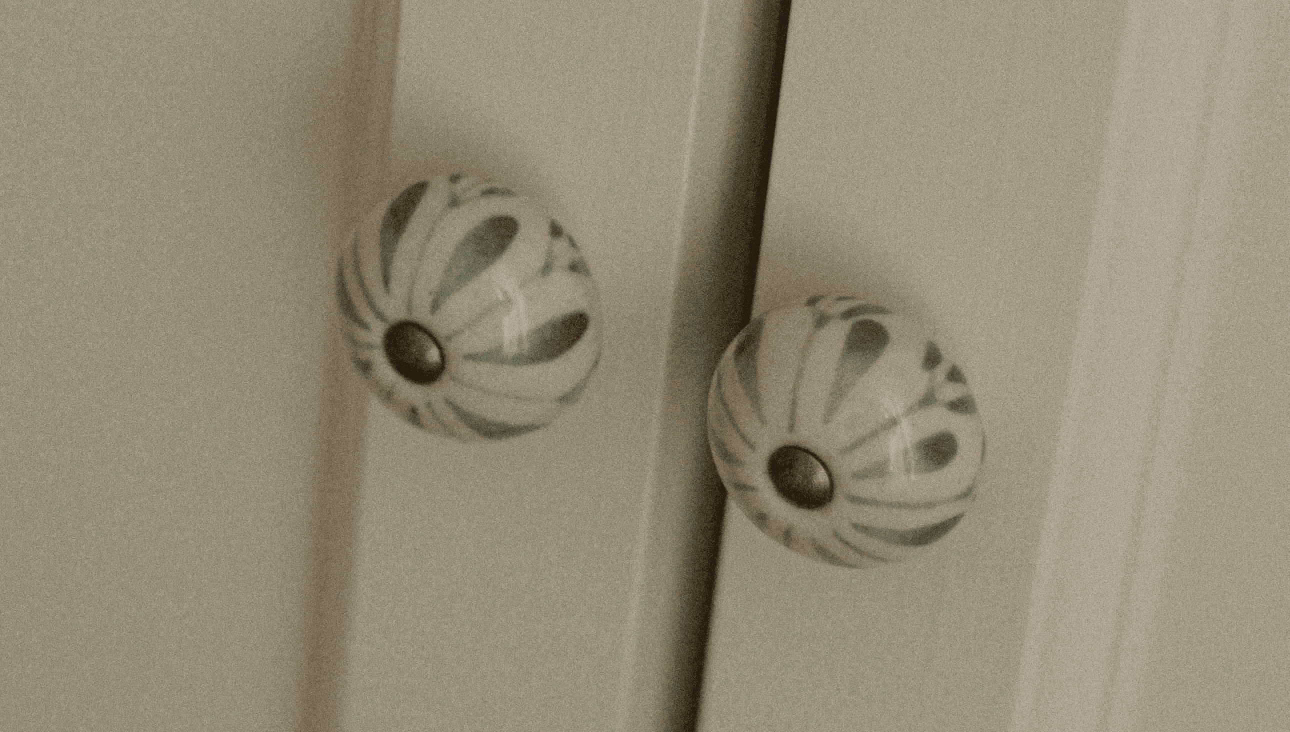 Detalle de pomos de cerámica en un mueble