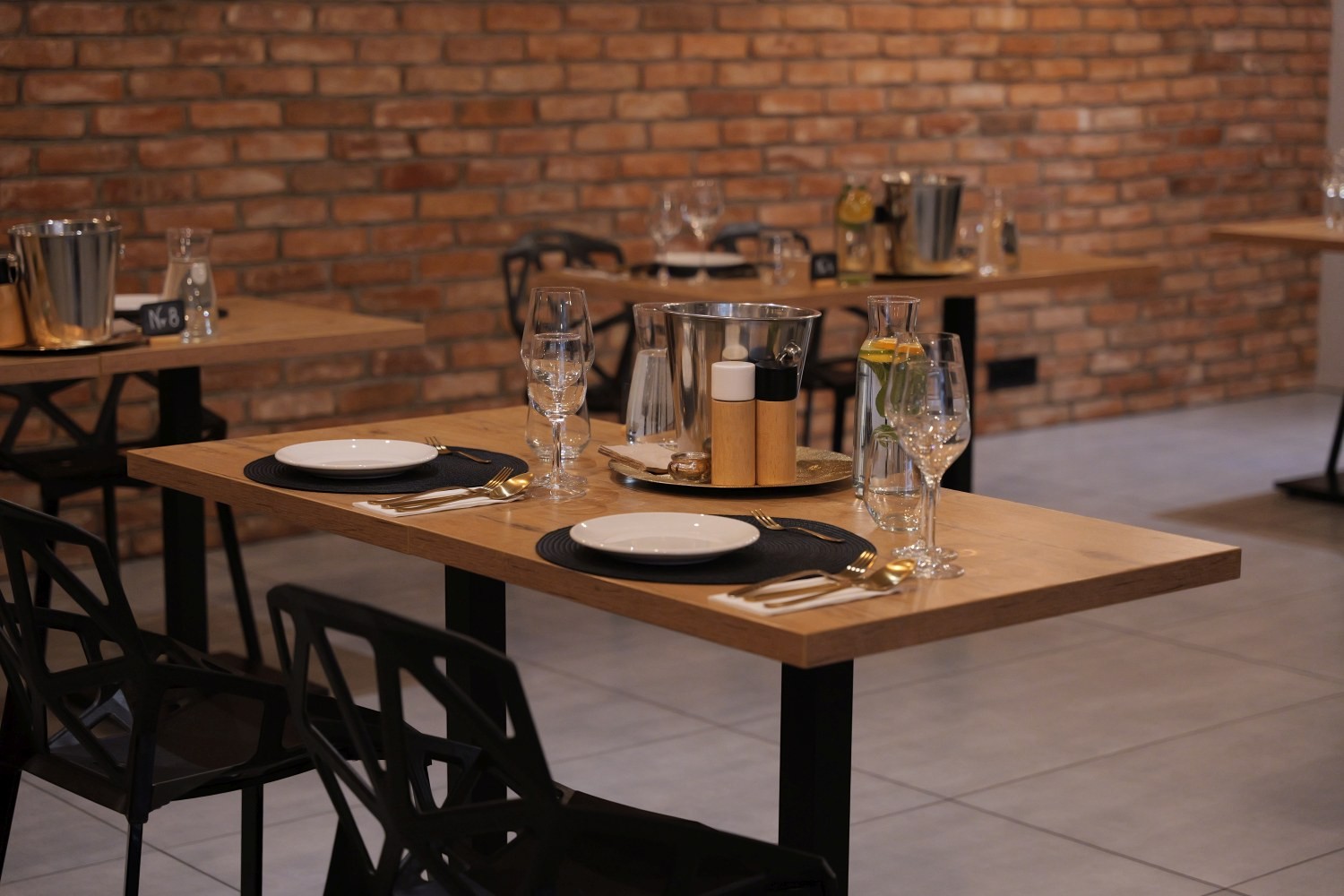 Elegancko przygotowany stół na kolację przy świecach w restauracji Niedźwiedzia 25