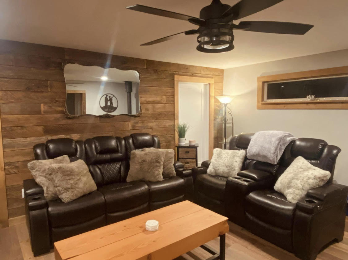 Cozy living room in fishing lodge Zeballos
