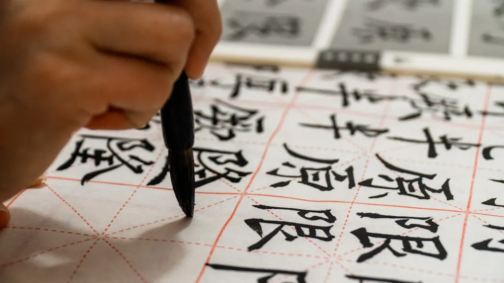 在白纸上写字的人