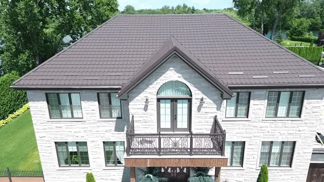 Maison avec toiture métallique à l'Ouest-de-l'Île - West Island