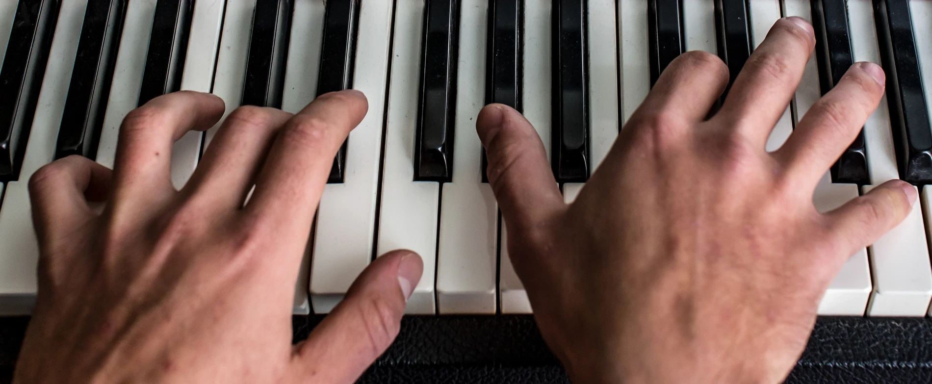 Musica, Mani e pianoforte la storia di Giacomo Tropea