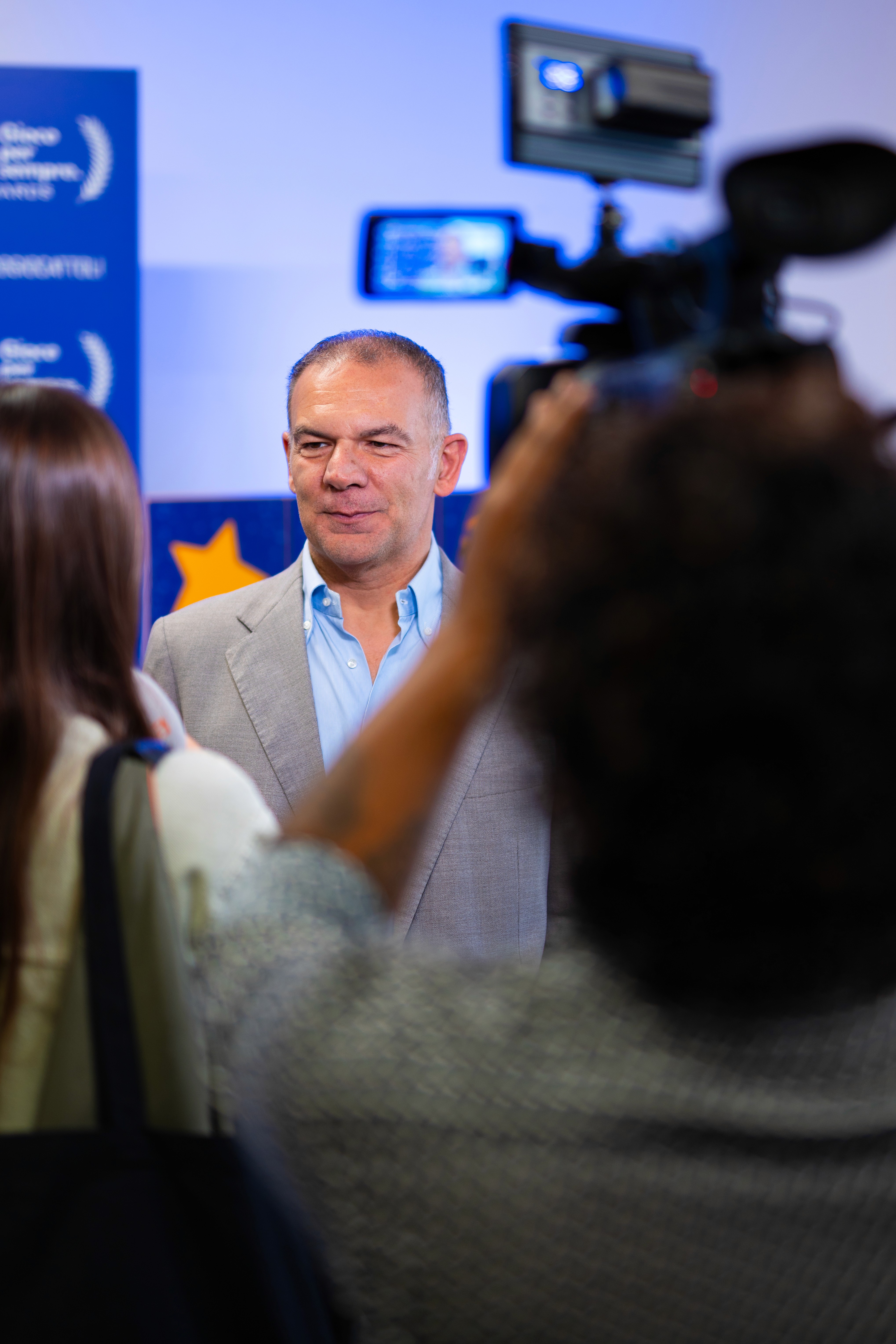 people near TAj Mahal