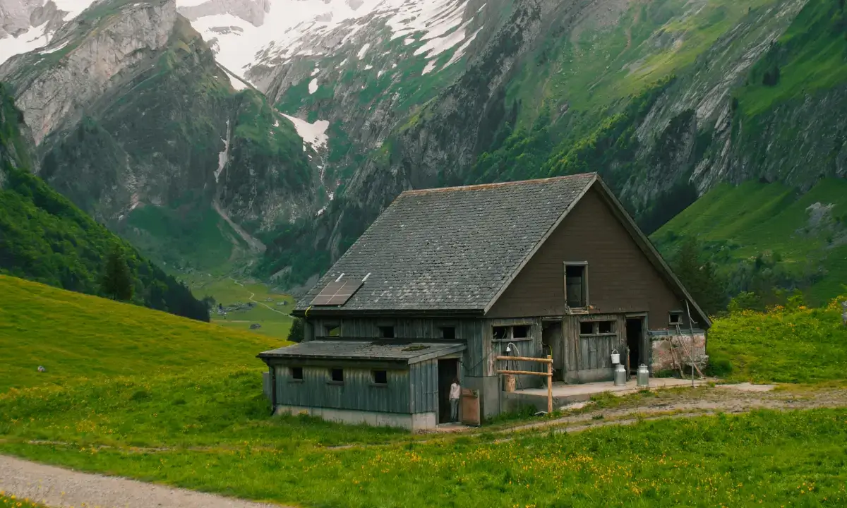 Landwirtschaftlicher Betrieb als Symbol für die einfache Anwendung des CASIBAC Güllezusatzes direkt im Stall, in der Gülle oder auf dem Mist.
