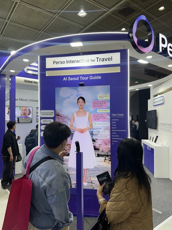 ▲이스트소프트 부스에서 ‘AI 서울 투어 가이드’와 리테일 존 ‘AI 캐릭터’를 참관객이 체험하고 있다.