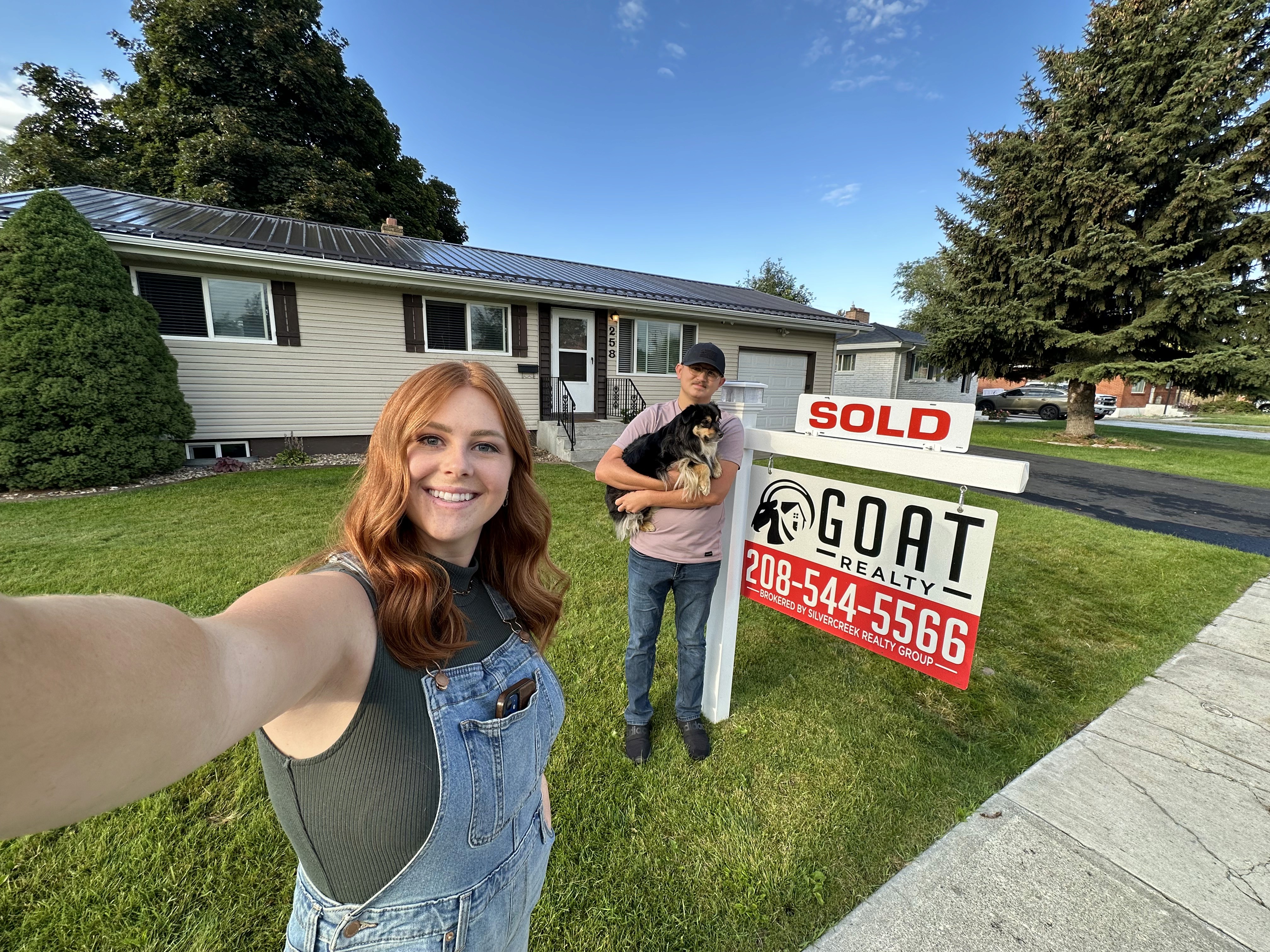 Photo of Brady and Lindsay Bell selling a house