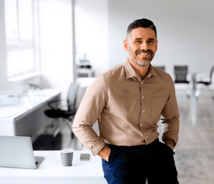 Homem segurando caixa Marivan