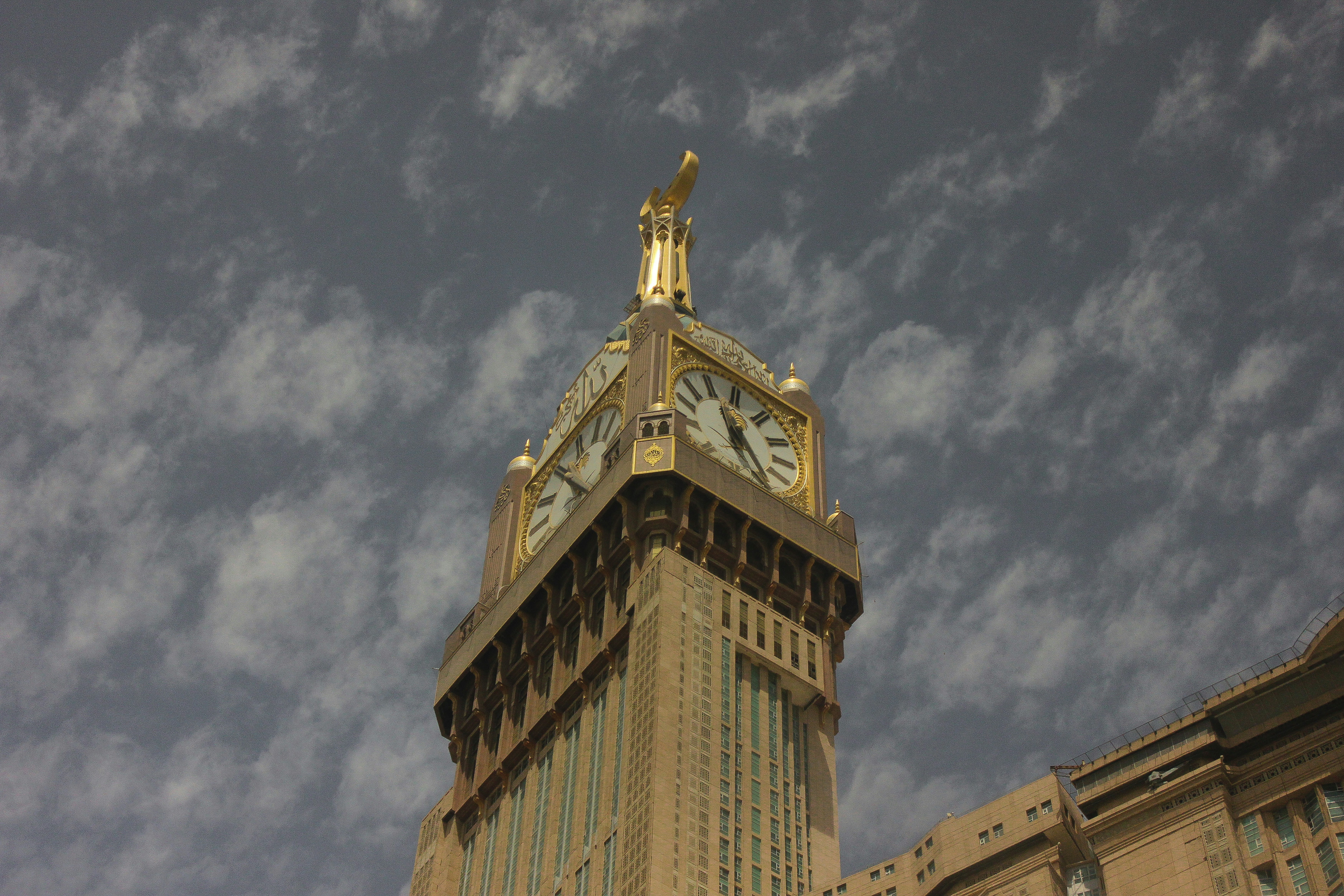 Uitzicht op de Clock Tower (Abraj Al-Bait) naast Masjid al-Haram in Mekka