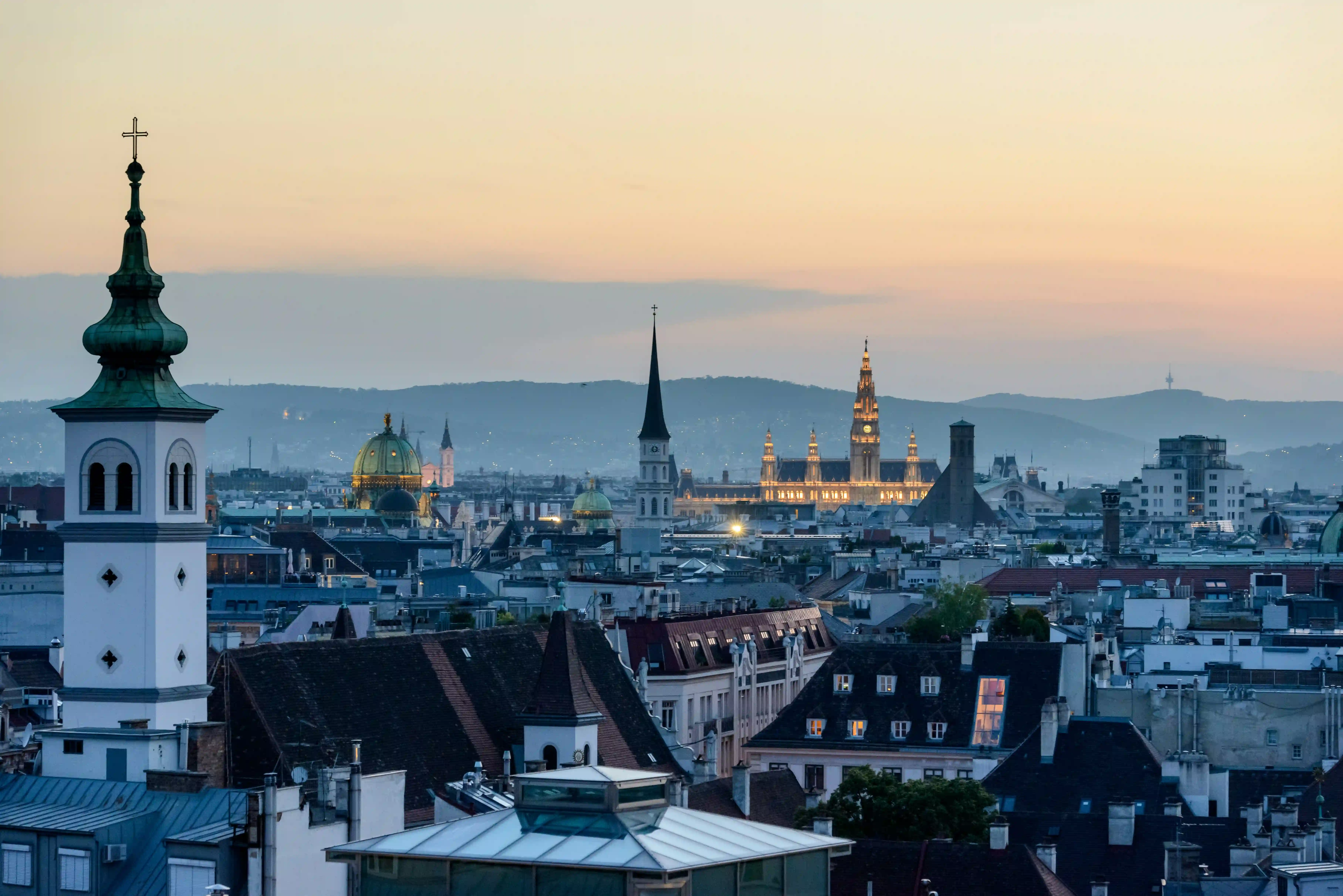 Zwei Personen beim Handschlag vor dunklem Hintergrund – symbolisiert vertrauensvolle Unternehmensnachfolge