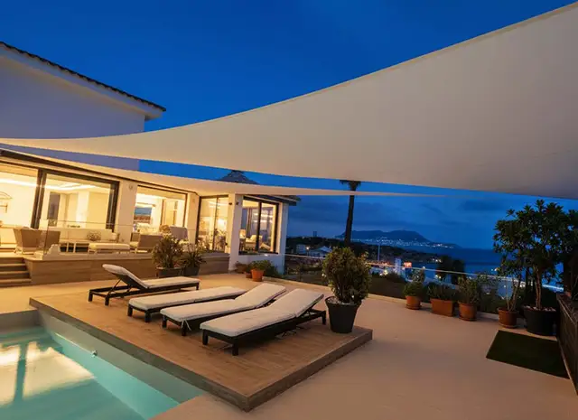 vela de sombra por la noche en atico al aire libre