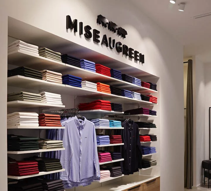 Présentoir avec vêtements