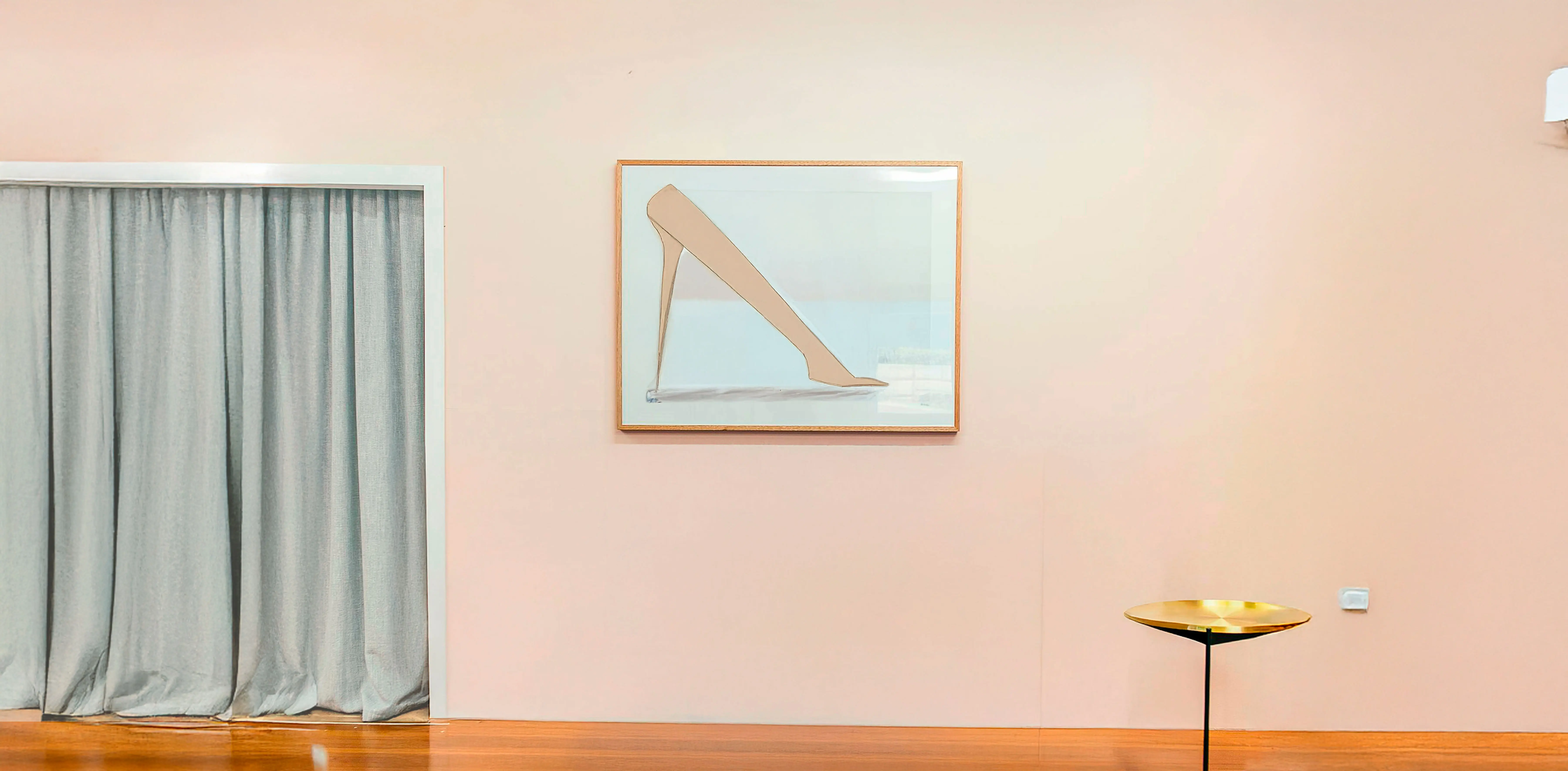 Living Room with a wall picture