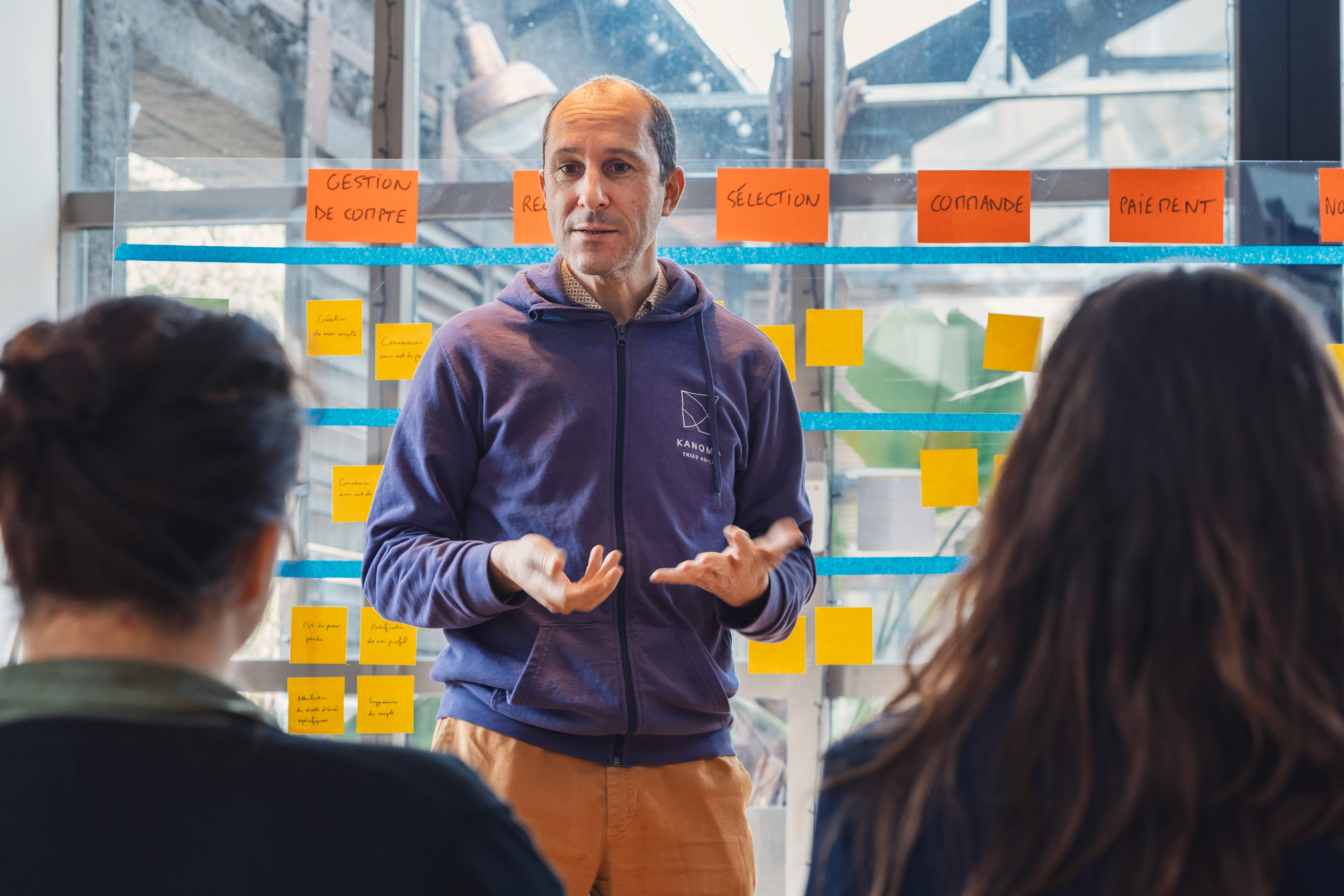 un homme présente un atelier à un groupe de personnes