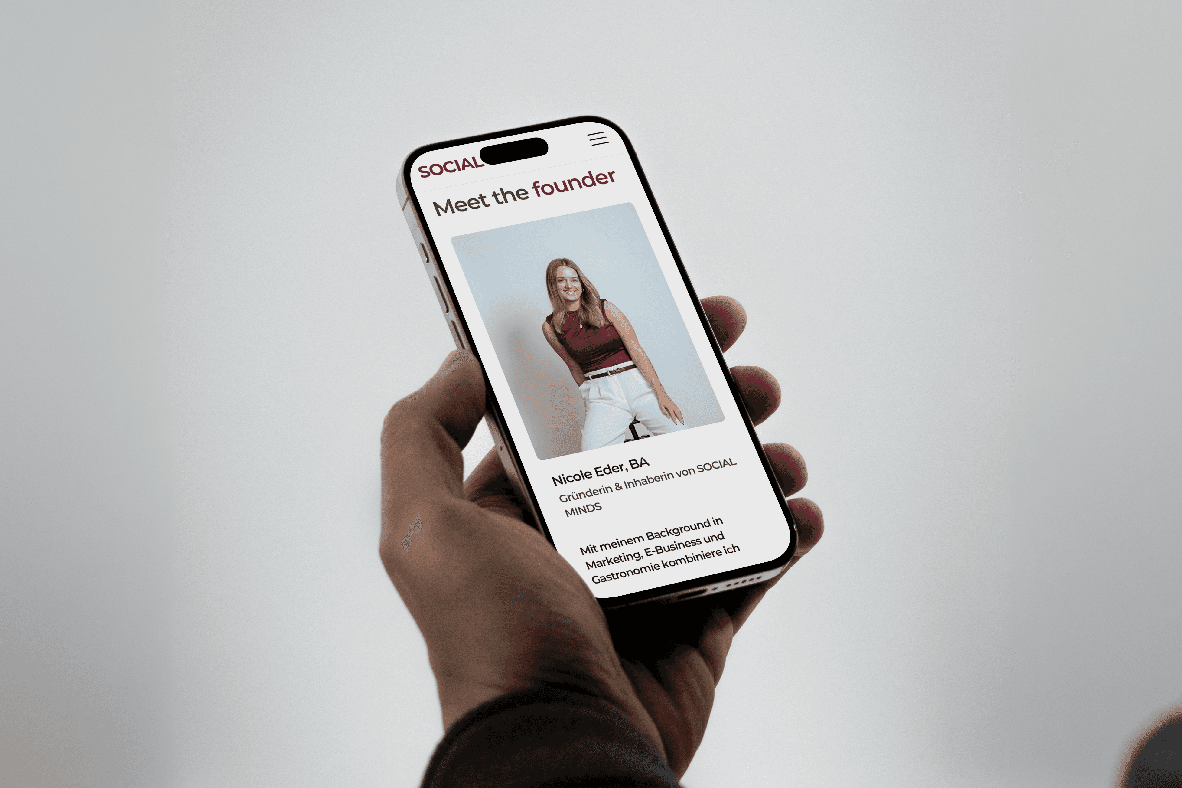 Hand hält Handy mit offener Website