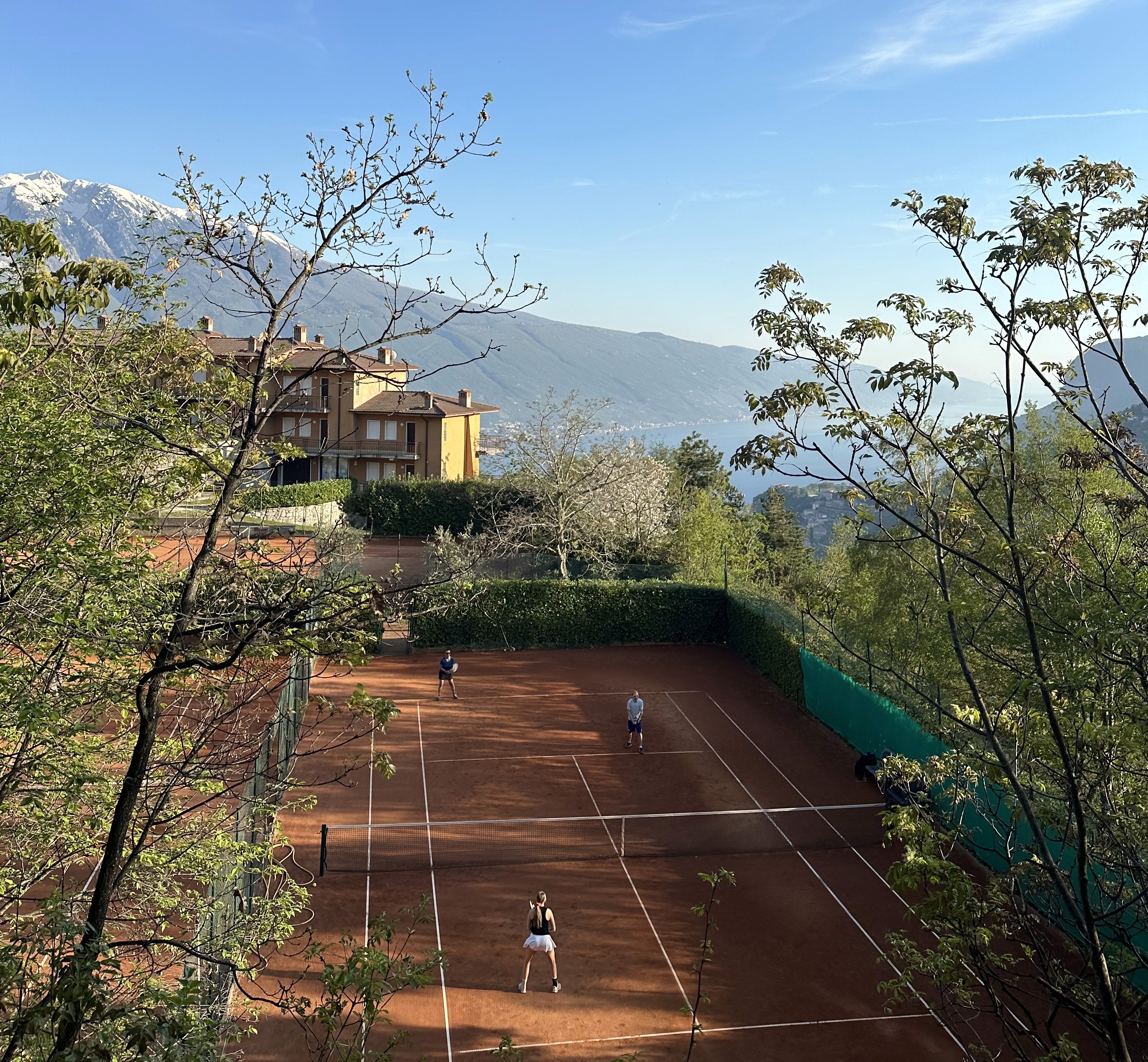 Blick über die untere Tennisanlage vom Hotel Pineta Campi