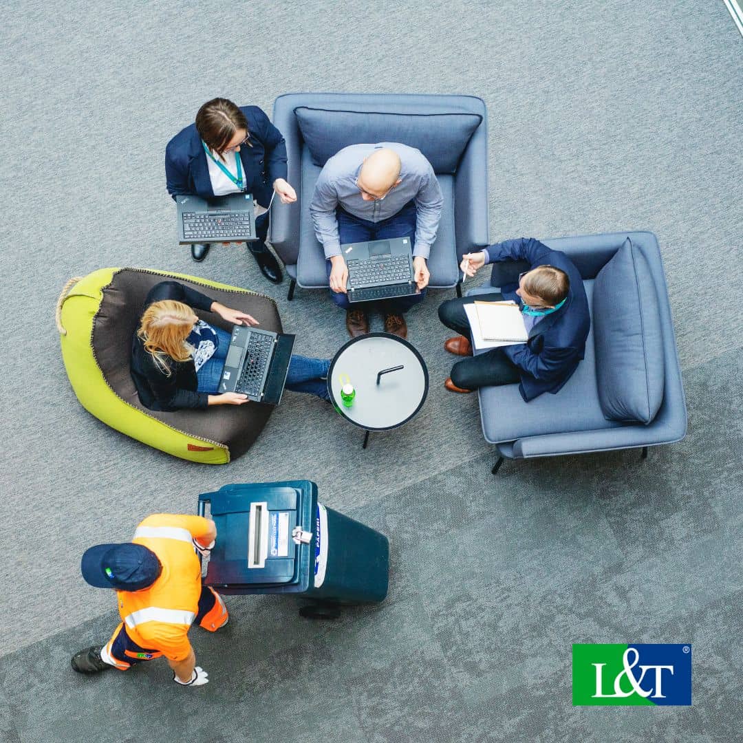 Ylhäältä kuvattu tiimipalaveri läppäreillä; L&T-logo näkyy – case: modernin myynnin valmennus, social selling ja LinkedInin hyödyntäminen prosessin eri vaiheissa.