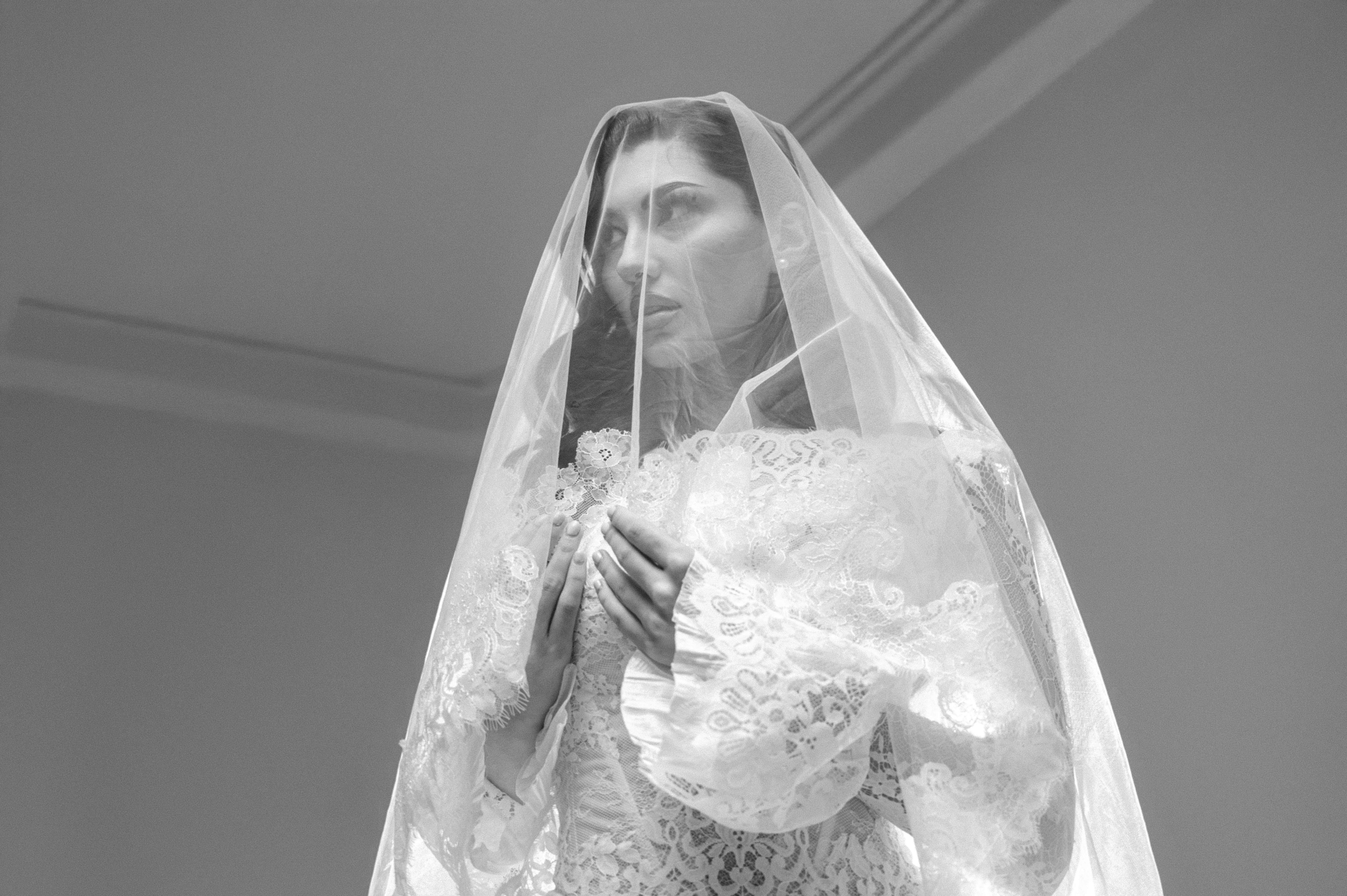 Detaliu artistic cu mâna miresei și voalul delicat, fotografie bridal în București