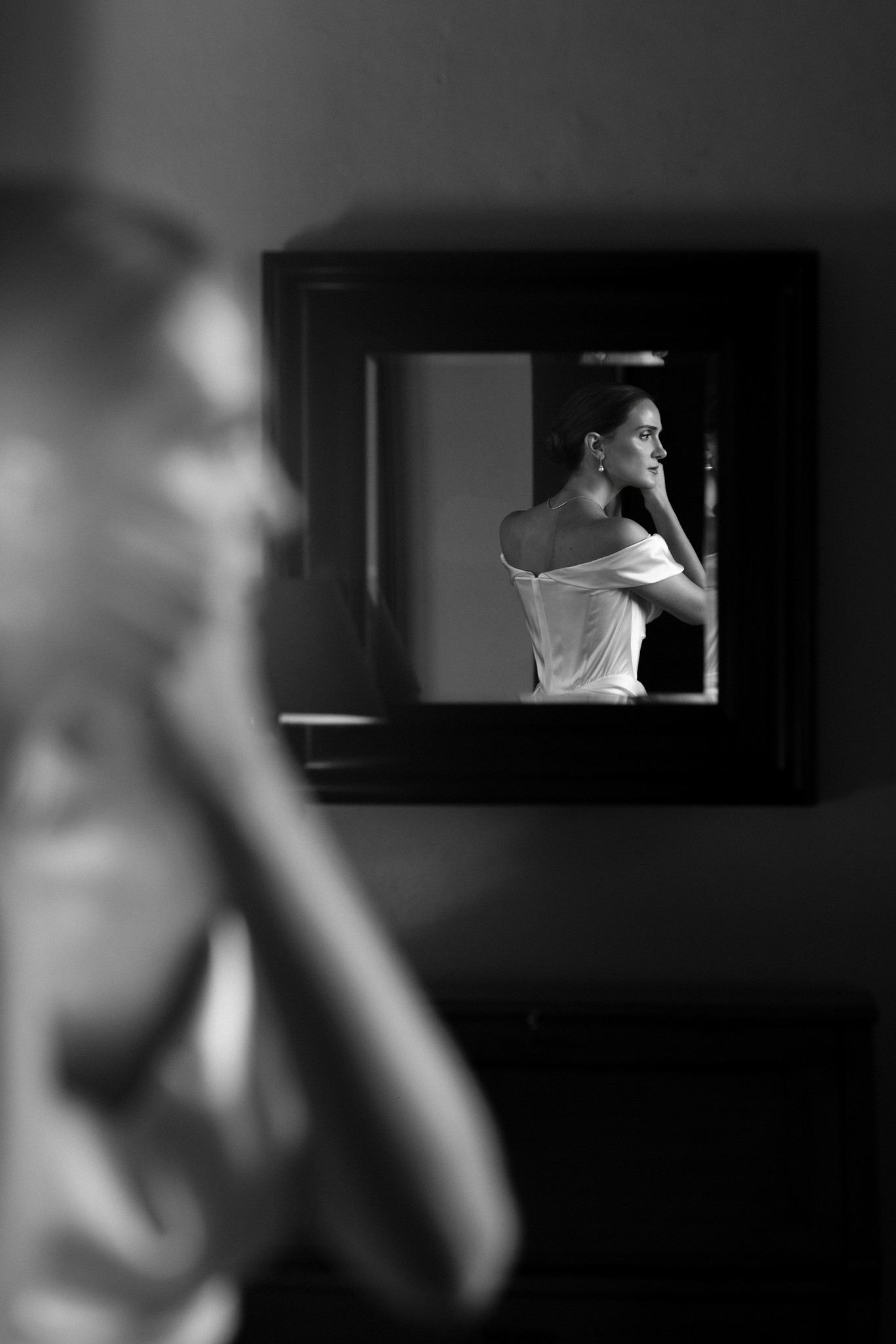 Sposo riflesso nello specchio durante i preparativi al Castello di Scipione, reportage di matrimonio in bianco e nero