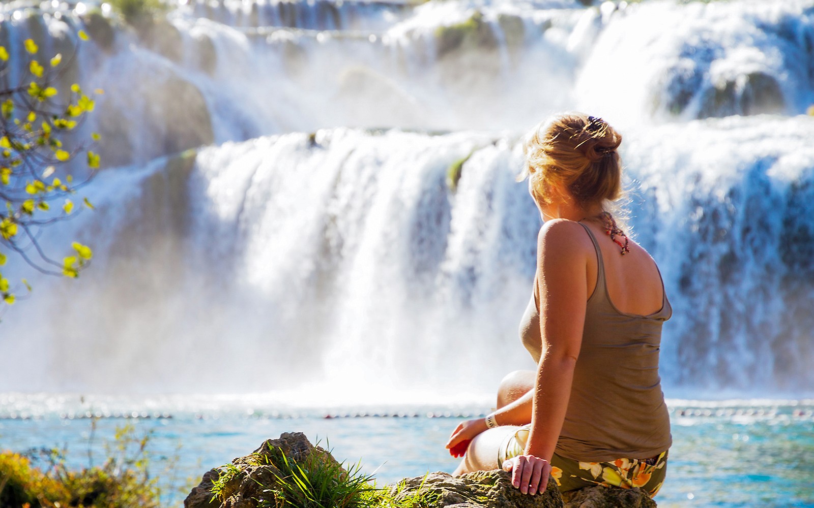Visitante disfrutando de la vista de las cascadas en el Parque Nacional Krka, Croacia.