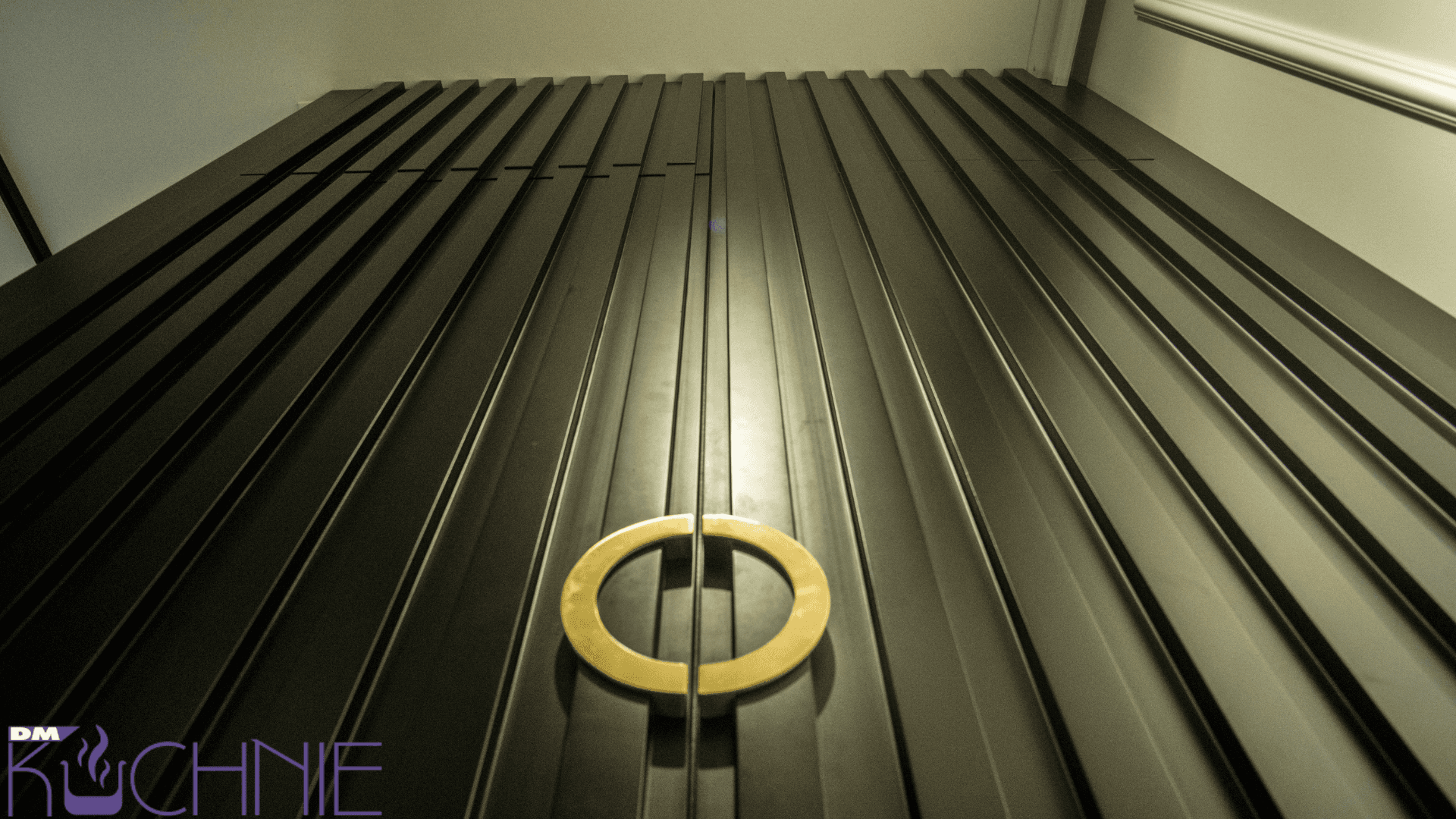 szafa na wymiar z czarnymi lamelami i złotym detalem, element mebli na wymiar wykonanych w Warszawie