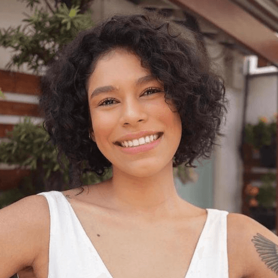 Mulher sorrindo no atendimento juridico