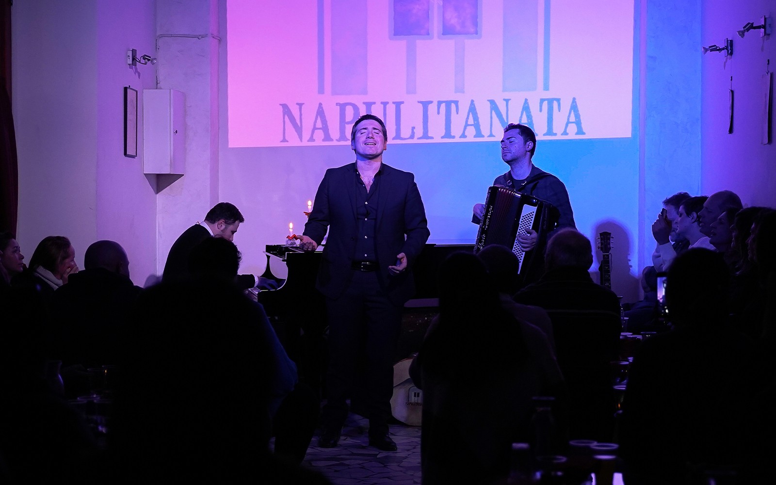 歌手和手风琴演奏家将在那不勒斯的传统那不勒斯音乐会中演出。